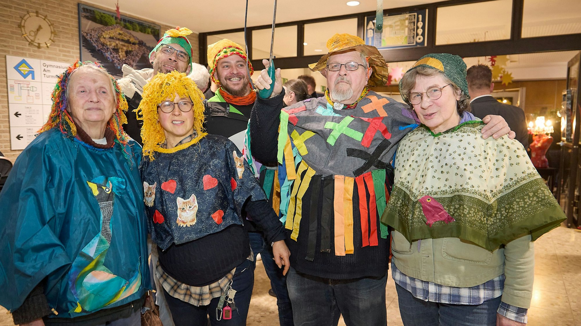 Das Bild zeigt Frauen und Männer in farbenfrohen Kostümen.