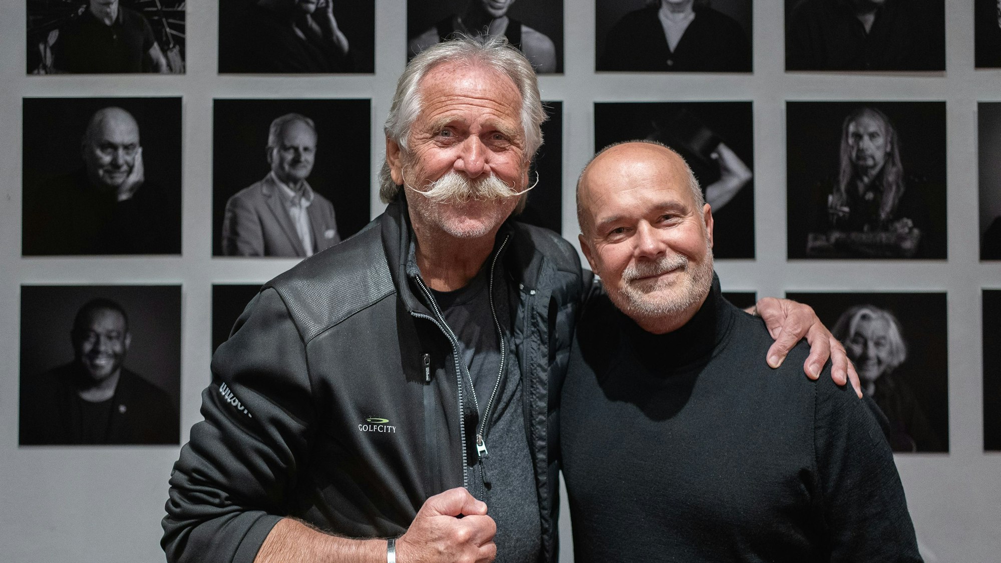 Zwei Männer strahlen.