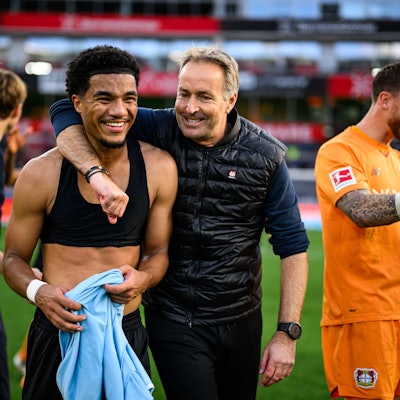 Leverkusens Trainer Kasper Hjulmand mit seinem Spieler Malik Tillman. Links: Simon Rolfes, rechts Mark Flekken.