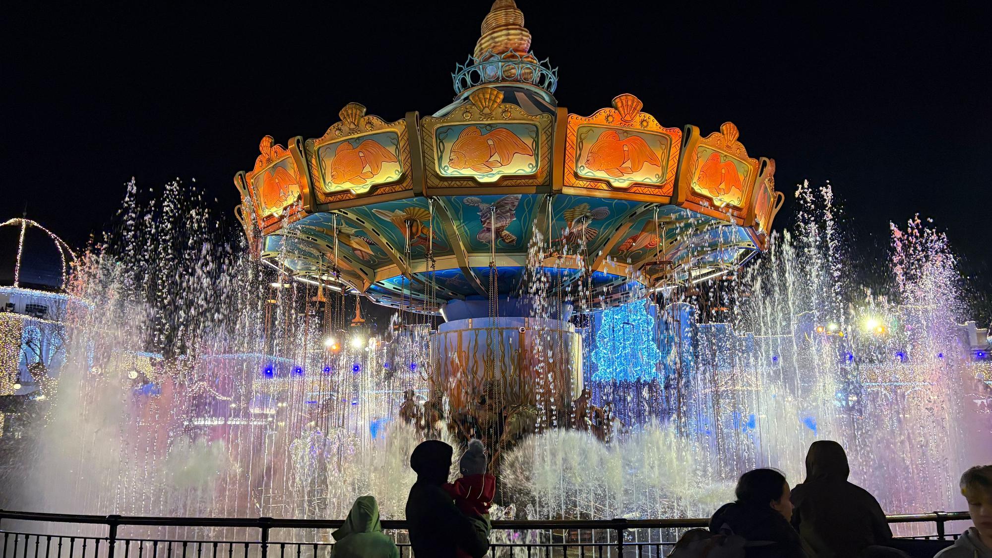 Viele leuchtende Lichter am Karussell beim Wintertraum im Phantasialand.