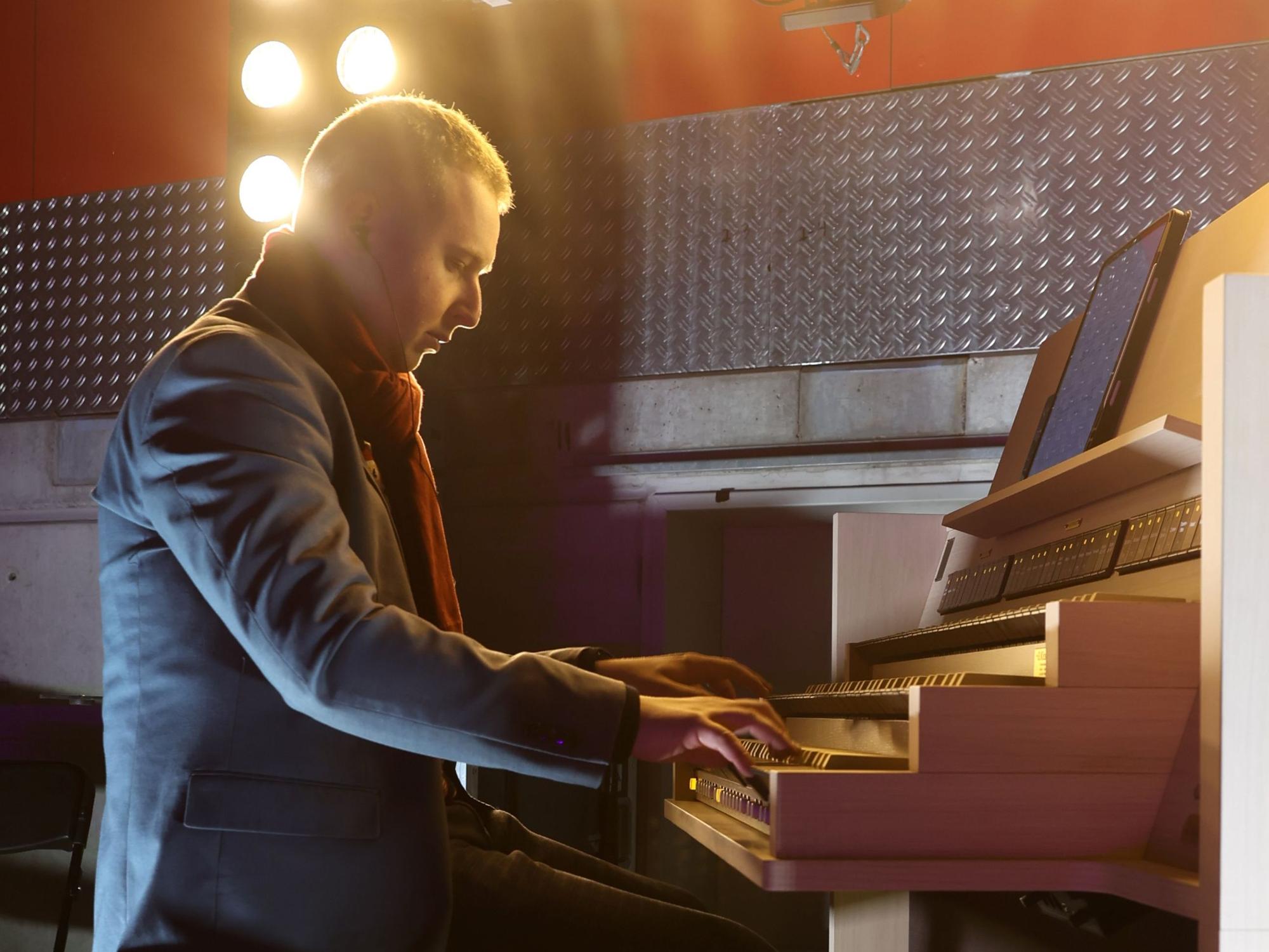 Alexander Grün stimmte vom Oberrang der Westtribüne Lieder an der Orgel an.