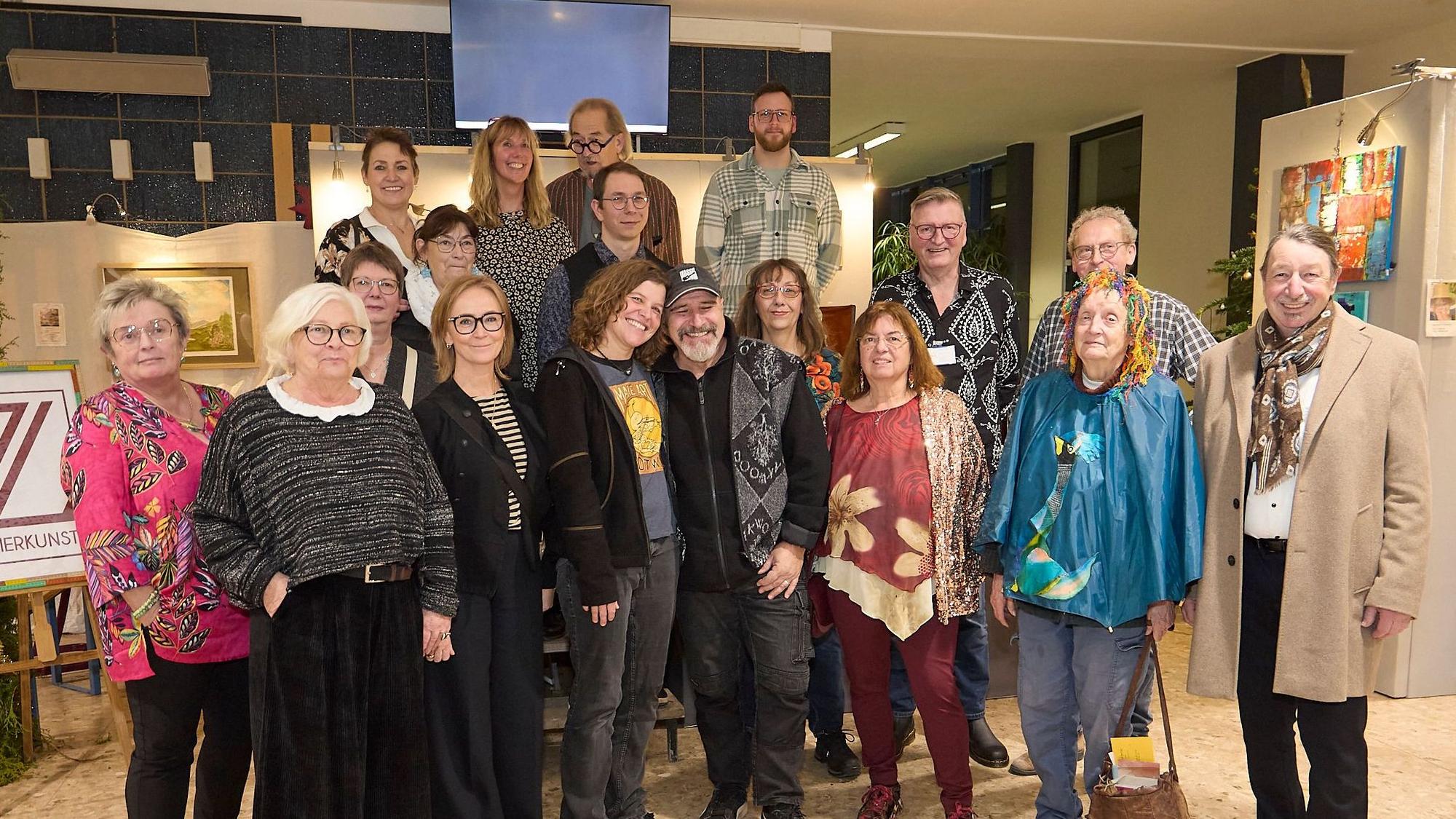 Die Künstlerinnen und Künstler haben sich zu einem Gruppenbild zusammengestellt.