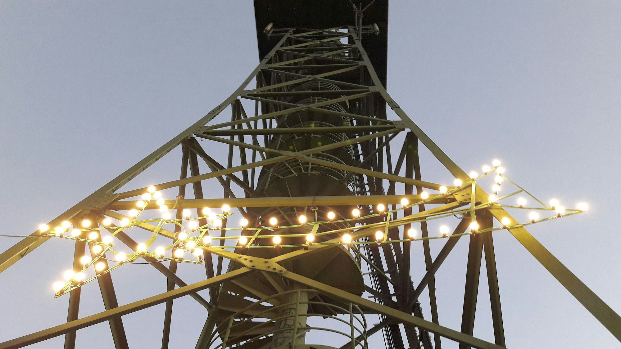 In einer Höhe von zehn Metern ist der Weihnachtsstern am Aussichtsturm auf der Hohen Hardt befestigt.