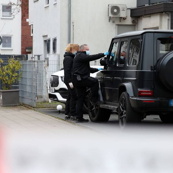 23.12.2025, Köln. In der Johannesstraße in Köln-Eil ist in der Nacht ein Sprengsatz explodiert. EInige Autos haben Schaden an Windschutzscheiben. Die KTU ist derzeit im Einsatz und sichert Spuren. Foto: Martina Goyert