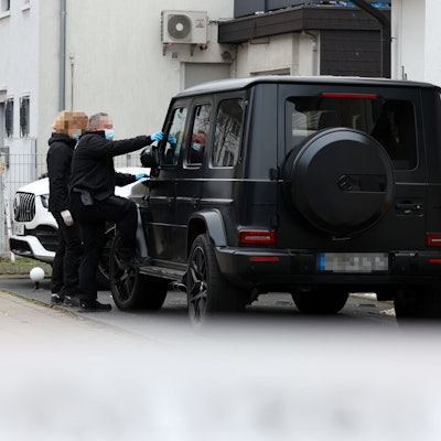 23.12.2025, Köln. In der Johannesstraße in Köln-Eil ist in der Nacht ein Sprengsatz explodiert. EInige Autos haben Schaden an Windschutzscheiben. Die KTU ist derzeit im Einsatz und sichert Spuren. Foto: Martina Goyert