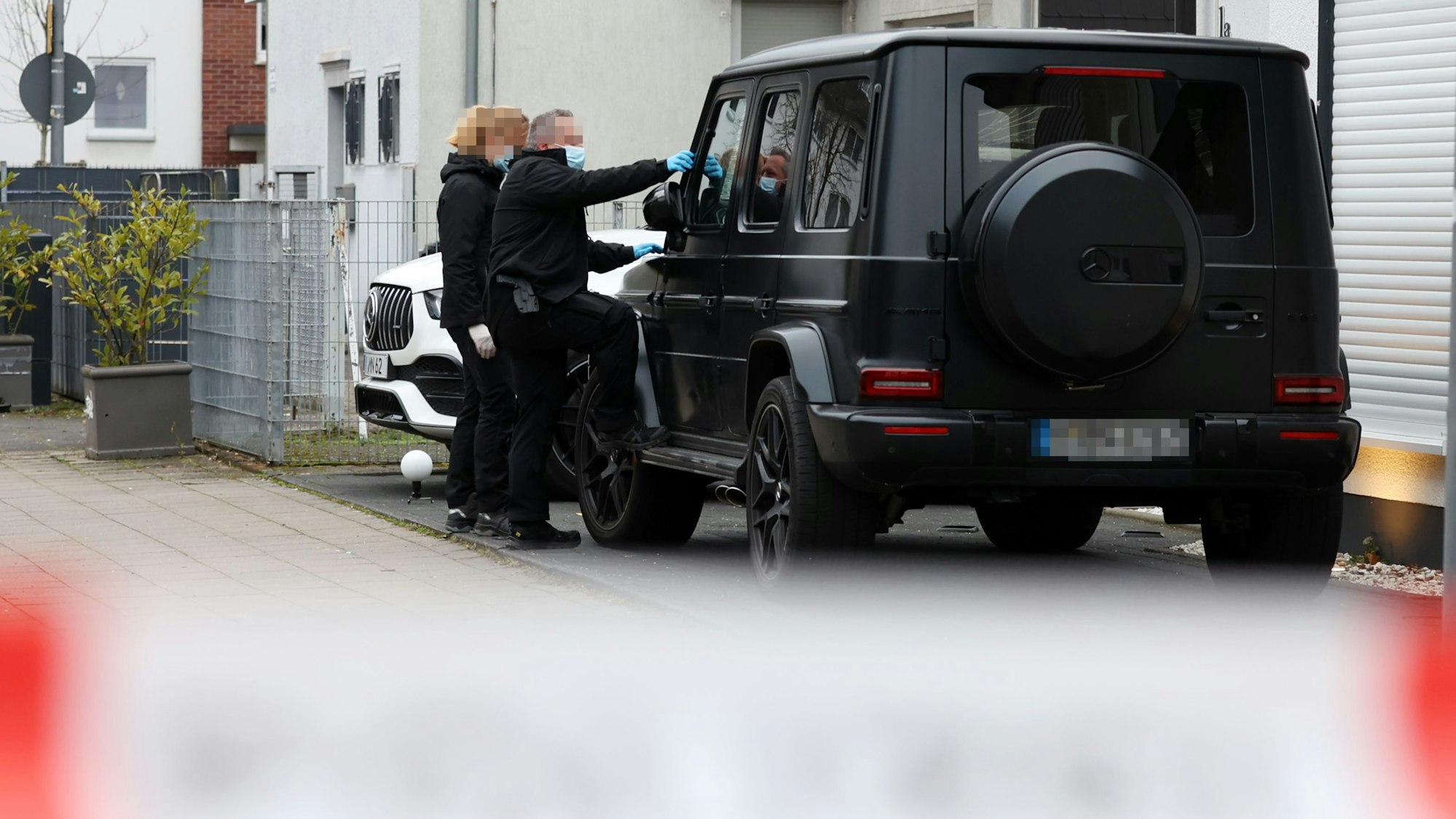 23.12.2025, Köln. In der Johannesstraße in Köln-Eil ist in der Nacht ein Sprengsatz explodiert. EInige Autos haben Schaden an Windschutzscheiben. Die KTU ist derzeit im Einsatz und sichert Spuren. Foto: Martina Goyert