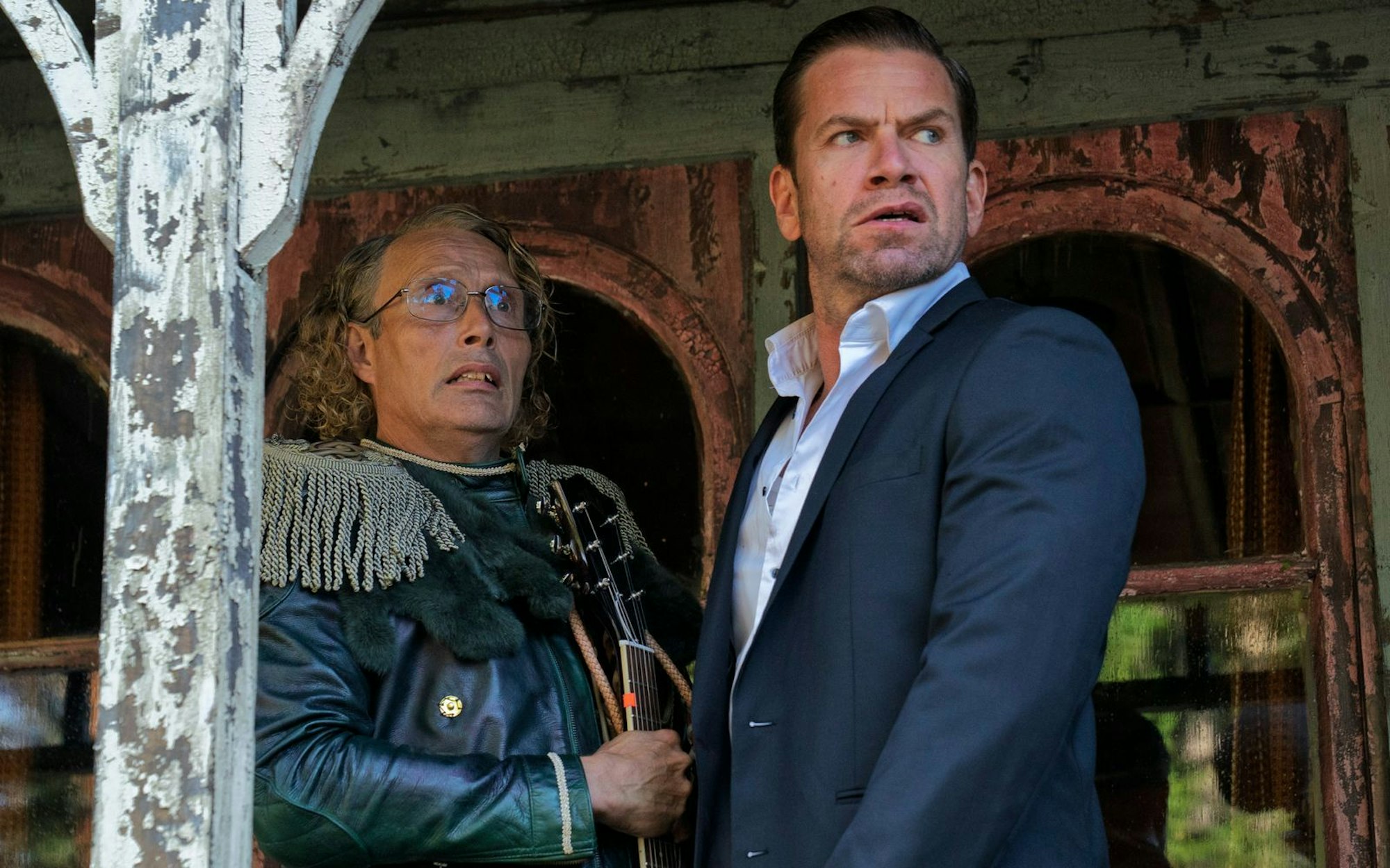 Ex-Häftling Anker (Nikolaj Lie Kaas, rechts) will mit seinem Bruder Manfred (Mads Mikkelsen) die versteckte Beute heben. (Bild: Neue Visionen Filmverleih/Splendid Film)