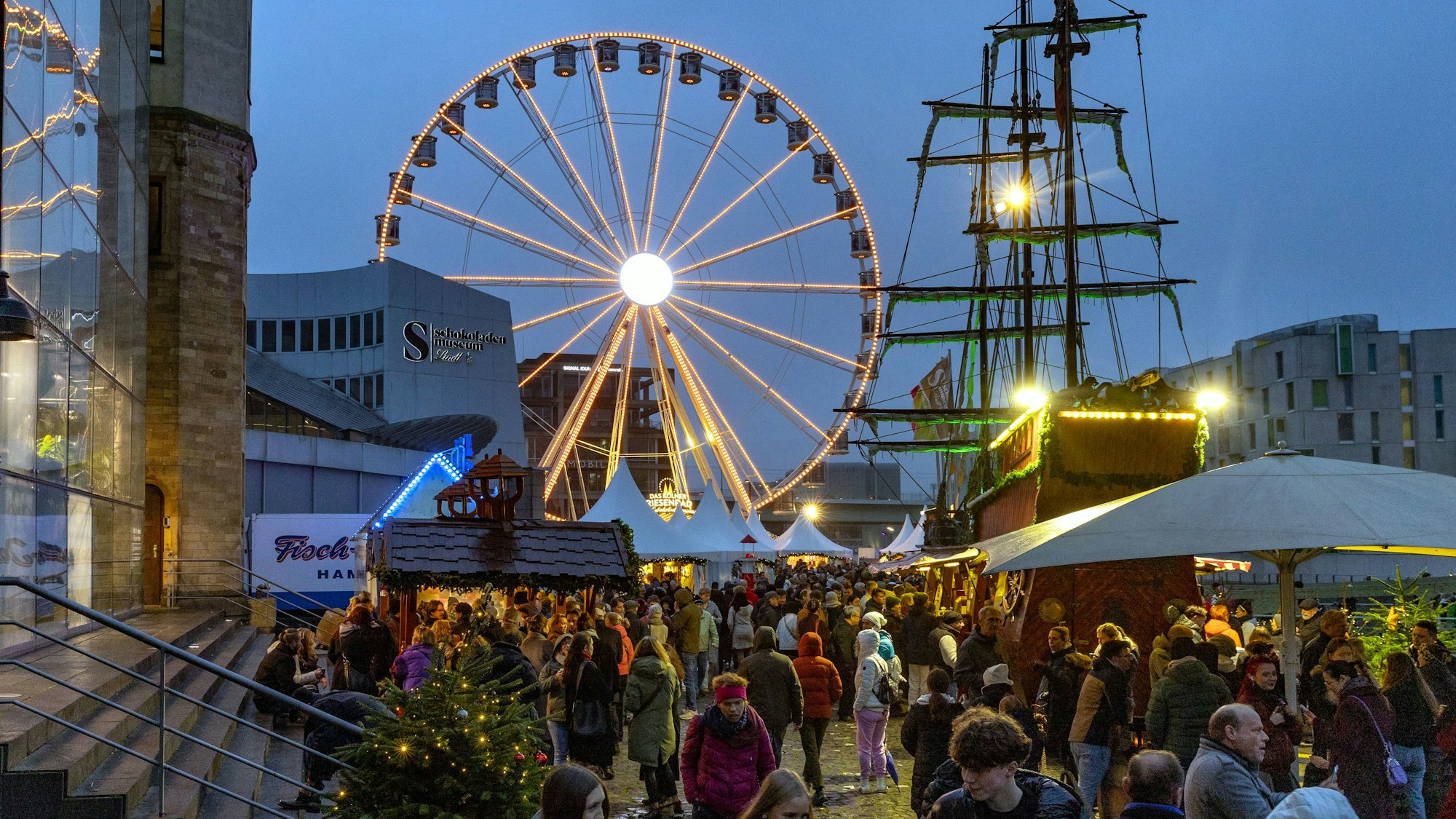 Der Kölner Hafenweihnachtsmarkt am Schokoladenmuseum öffnet stets als einer der ersten Weihnachtsmärkte in der Stadt und hat auch lange auf.
