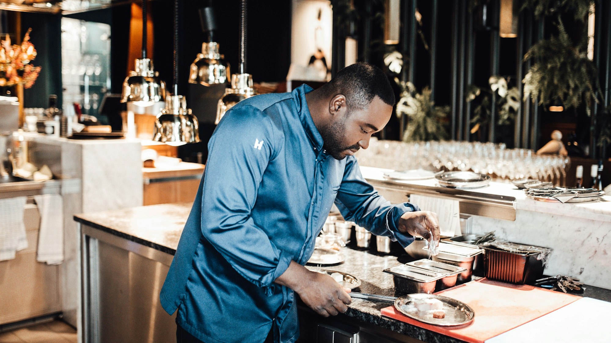 Bei der Zubereitung: Nelson Müller