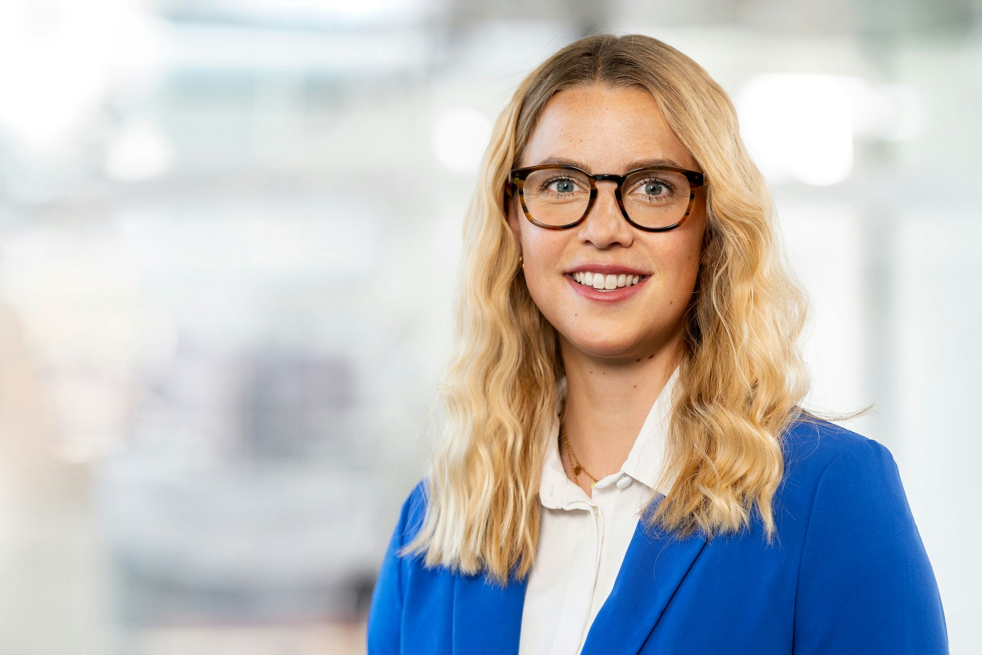 Tanja Behnke von Köln-Business ist im Porträt zu sehen. Sie lächelt in die Kamera.