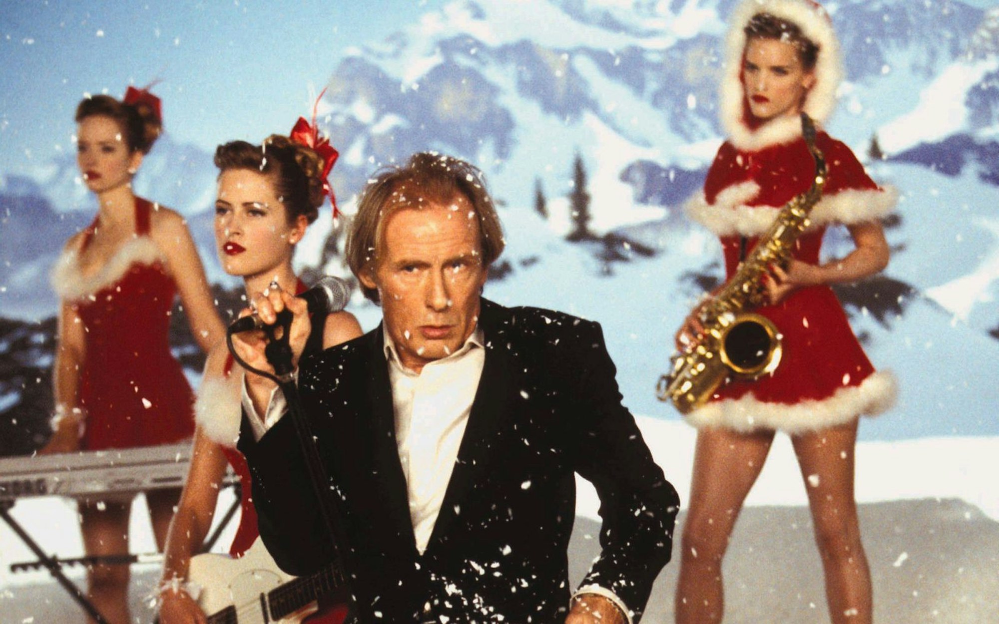 Der chaotische Altrocker Billy Mack (Bill Nighy) landet mit „Christmas Is All Around“ einen Weihnachtshit. (Bild: Universal Studios)