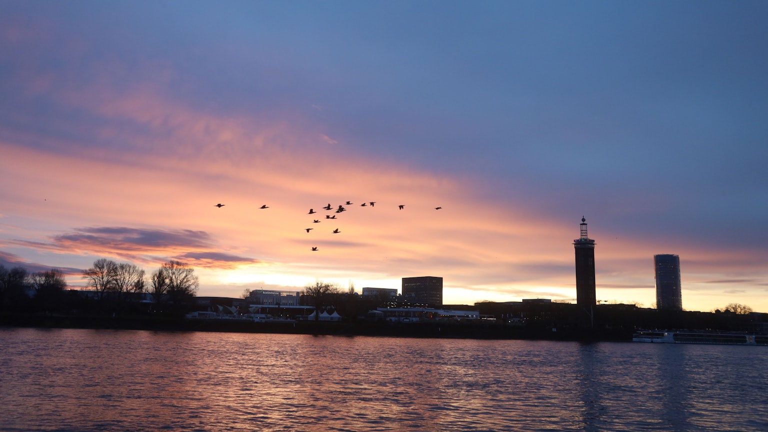 Sonnenaufgang im Dezember am Rhein entlang der Bastei.