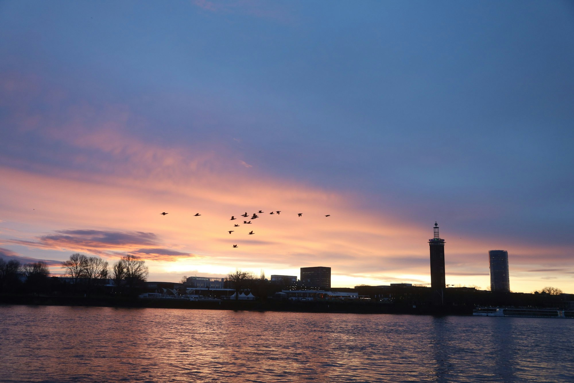 Sonnenaufgang im Dezember am Rhein entlang der Bastei.