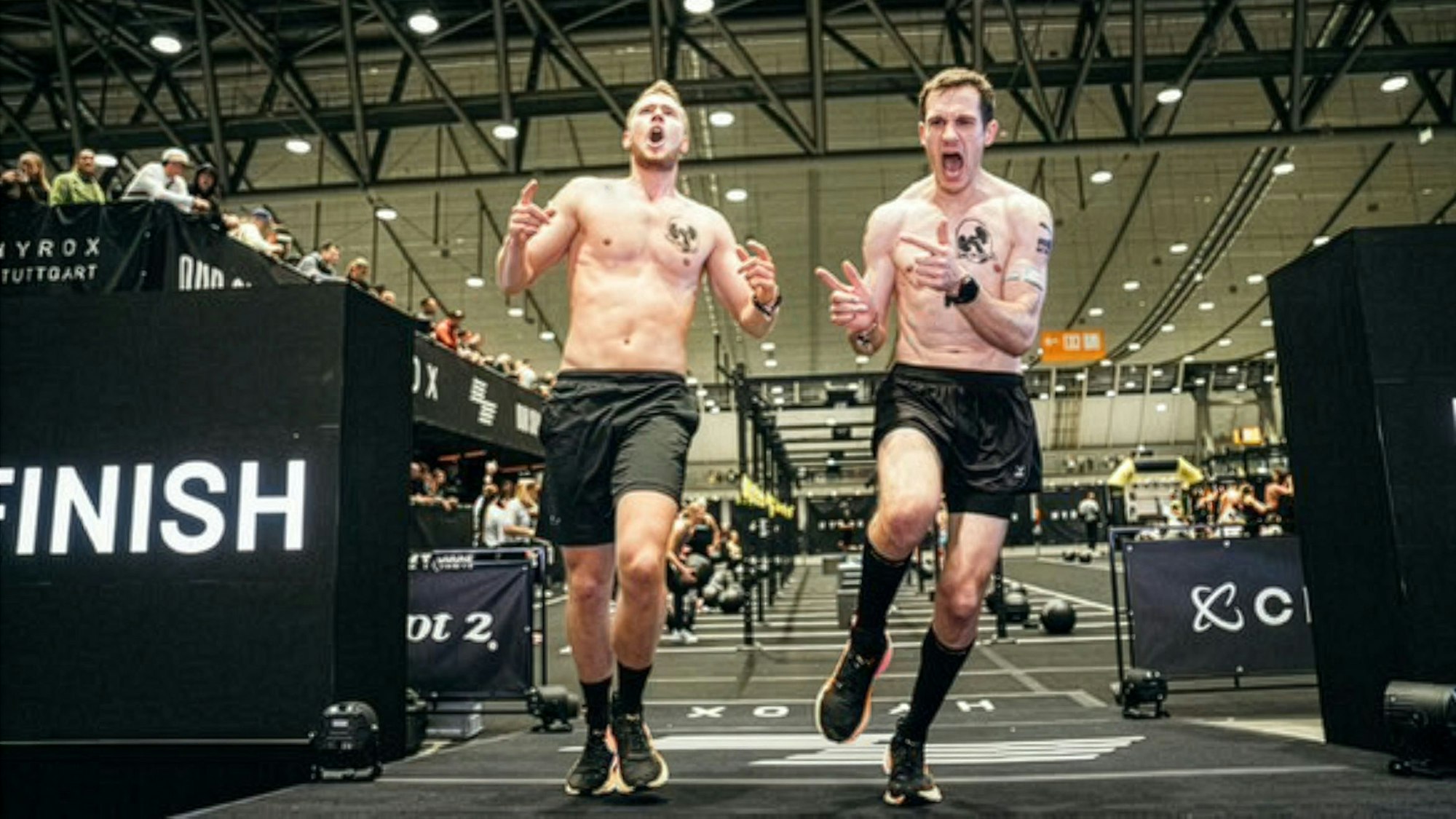Das Bild zeigt die beiden Euskirchener Sportler beim Zieleinlauf.