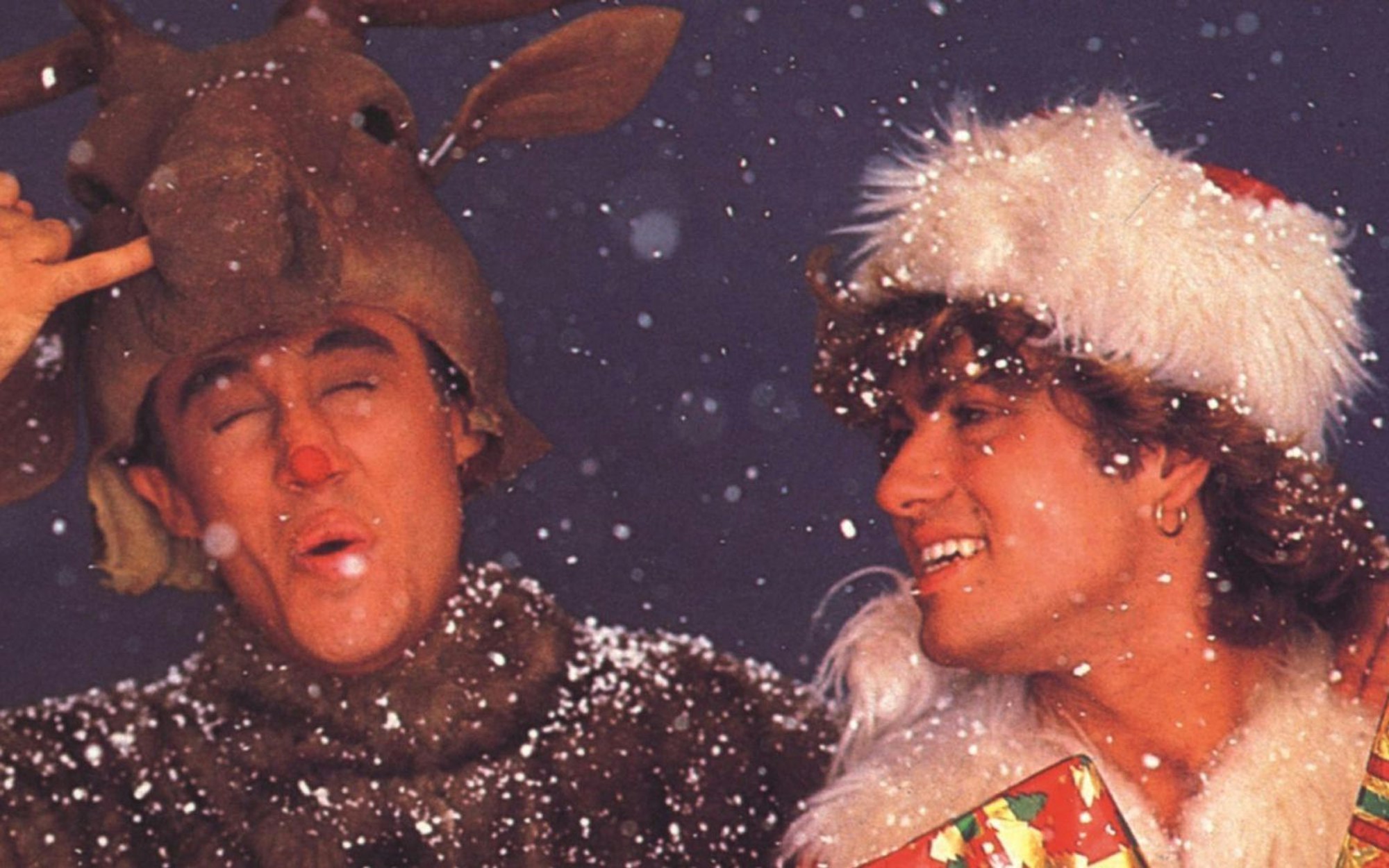 Alle Jahre wieder: Spätestens Ende November nehmen Radiosender „Last Christmas“ in ihre Heavy Rotation auf und vier Wochen lang bekommt niemand mehr den Wham!-Hit aus dem Ohr. Doch ist der Song wirklich das beliebteste (moderne) Lied zum Fest der Liebe? (Bild: Sony Music)