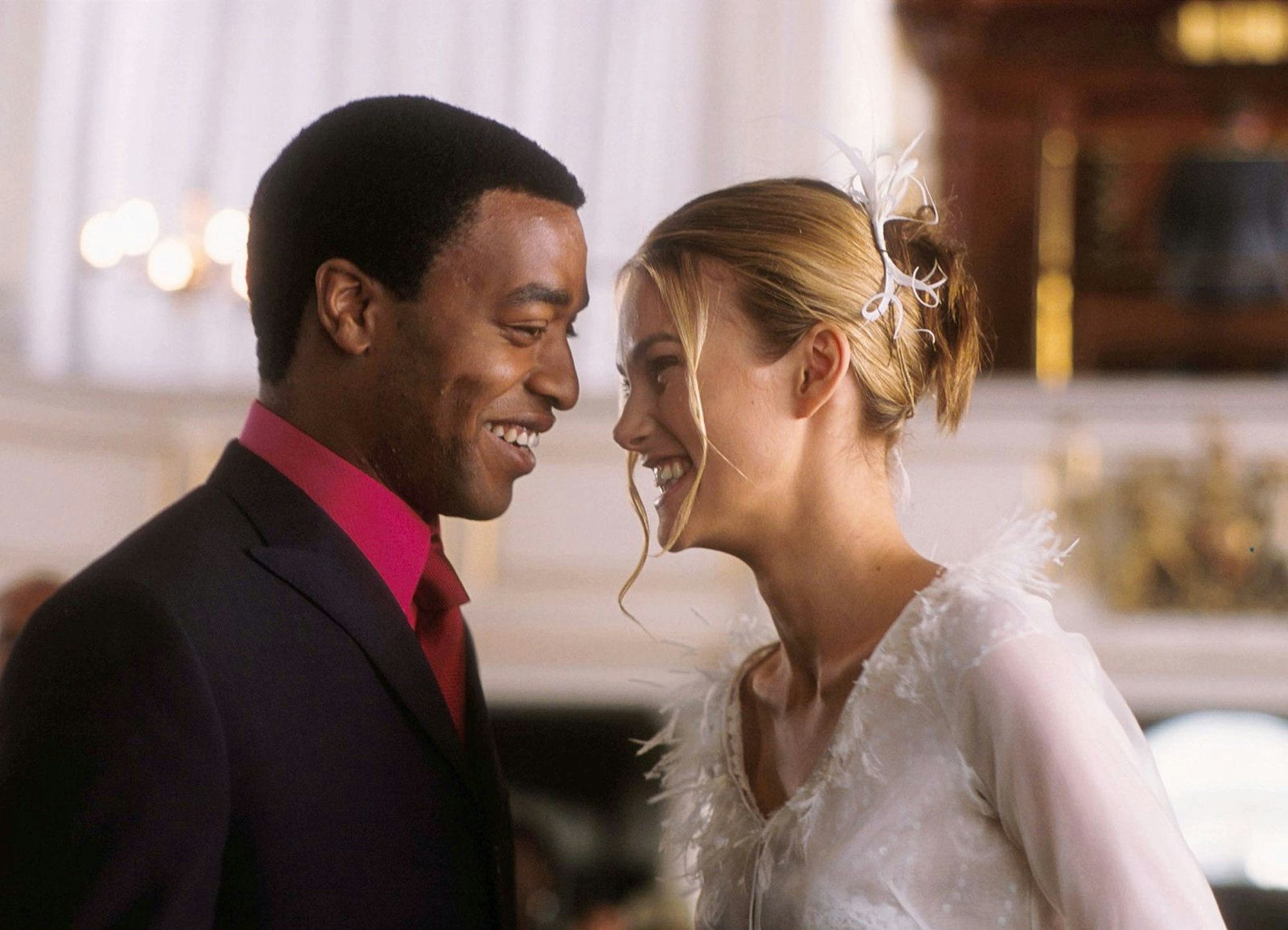 Gleich zu Beginn von „Tatsächlich ... Liebe“ gaben sich Peter (Chiwetel Ejiofor) und Juliet (Keira Knightley) das Jawort. Ein frühes Happy-End für das junge Paar, jedoch nicht für den Trauzeugen. (Bild: Universal Studios)