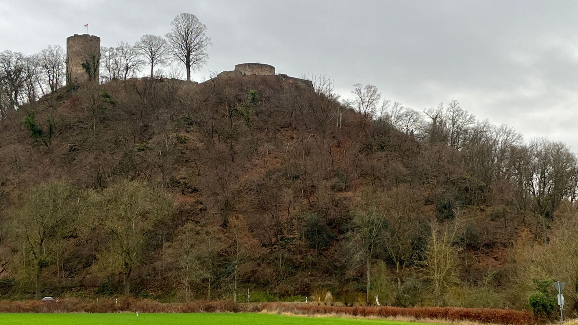 Die Burgruine Blankenberg thront imposant über dem Siegtal.