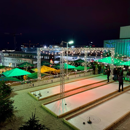 Weihnachtsmarkt mit drei Eisstockbahnen auf den SonnenscheinEtage Köln.