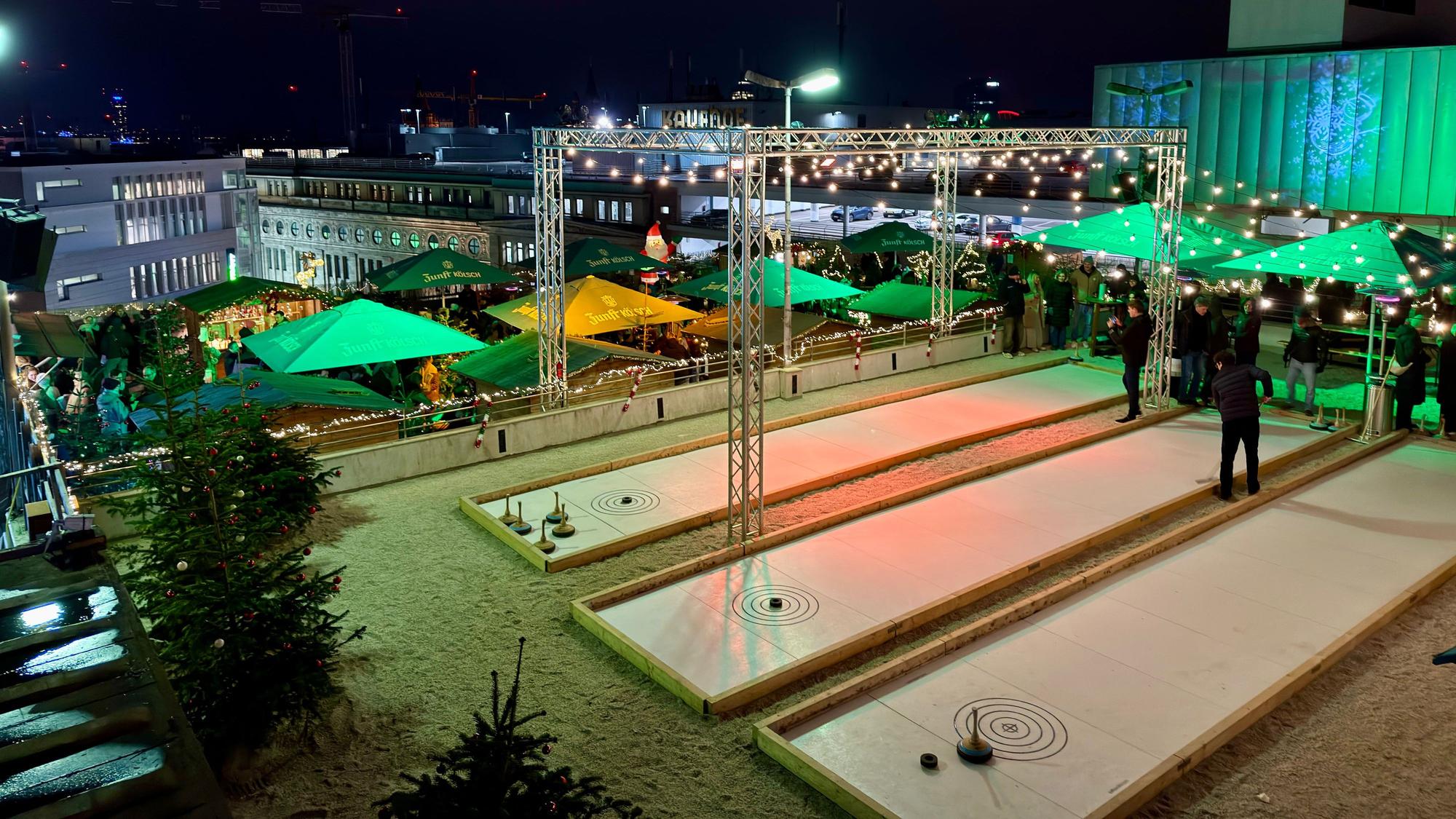 Weihnachtsmarkt mit drei Eisstockbahnen auf den SonnenscheinEtage Köln.