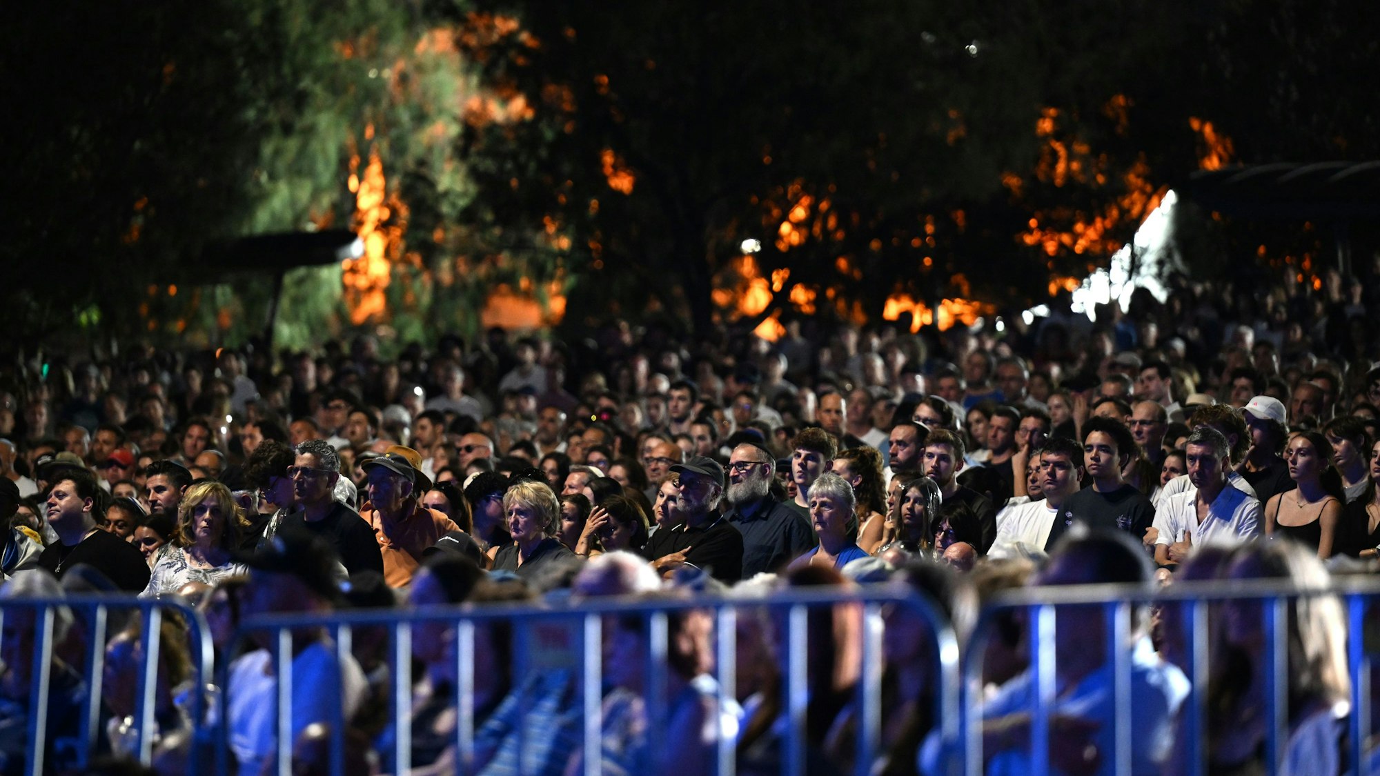 Zahlreiche Menschen nehmen an einer Mahnwache zum Nationalen Gedenktag für die Opfer und Überlebenden des Anschlags am Bondi Beach in Sydney teil. (Symbolbild)