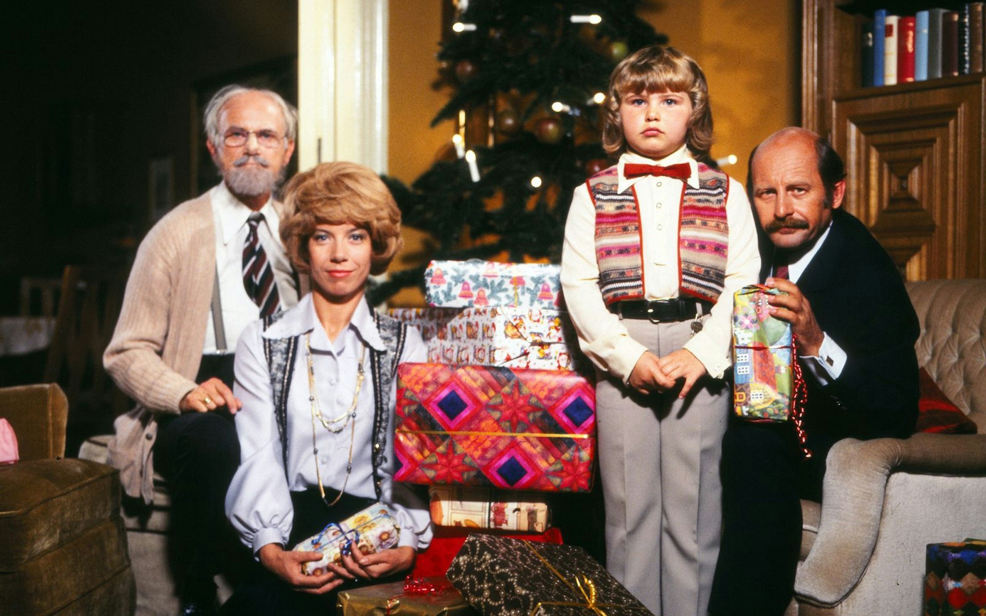 Im Sketch „Weihnachten bei den Hoppenstedts“ persiflierten Loriot (von links), Evelyn Hamann, Katja Bogdanski und Heinz Meier die deutsche Durchschnittsfamilie der 1970er-Jahre. (Bild: WDR / Radio Bremen)