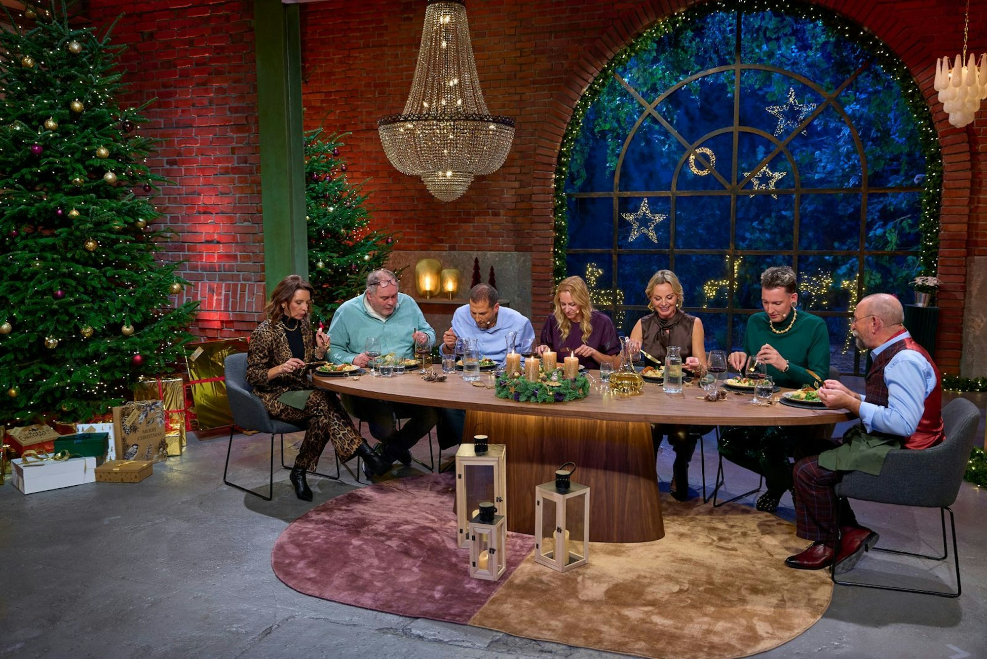 Festliche Tafel, an dem es sich das bewährte „Bares für Rares“-Team schmecken lässt (von links): Wendela Horz, Walter Lehnertz, Julian Schmitz-Avila, Annika Raßbach, Susanne Steiger, Fabian Kahl und Gastgeber Horst Lichter. (Bild: ZDF/Frank Beer)