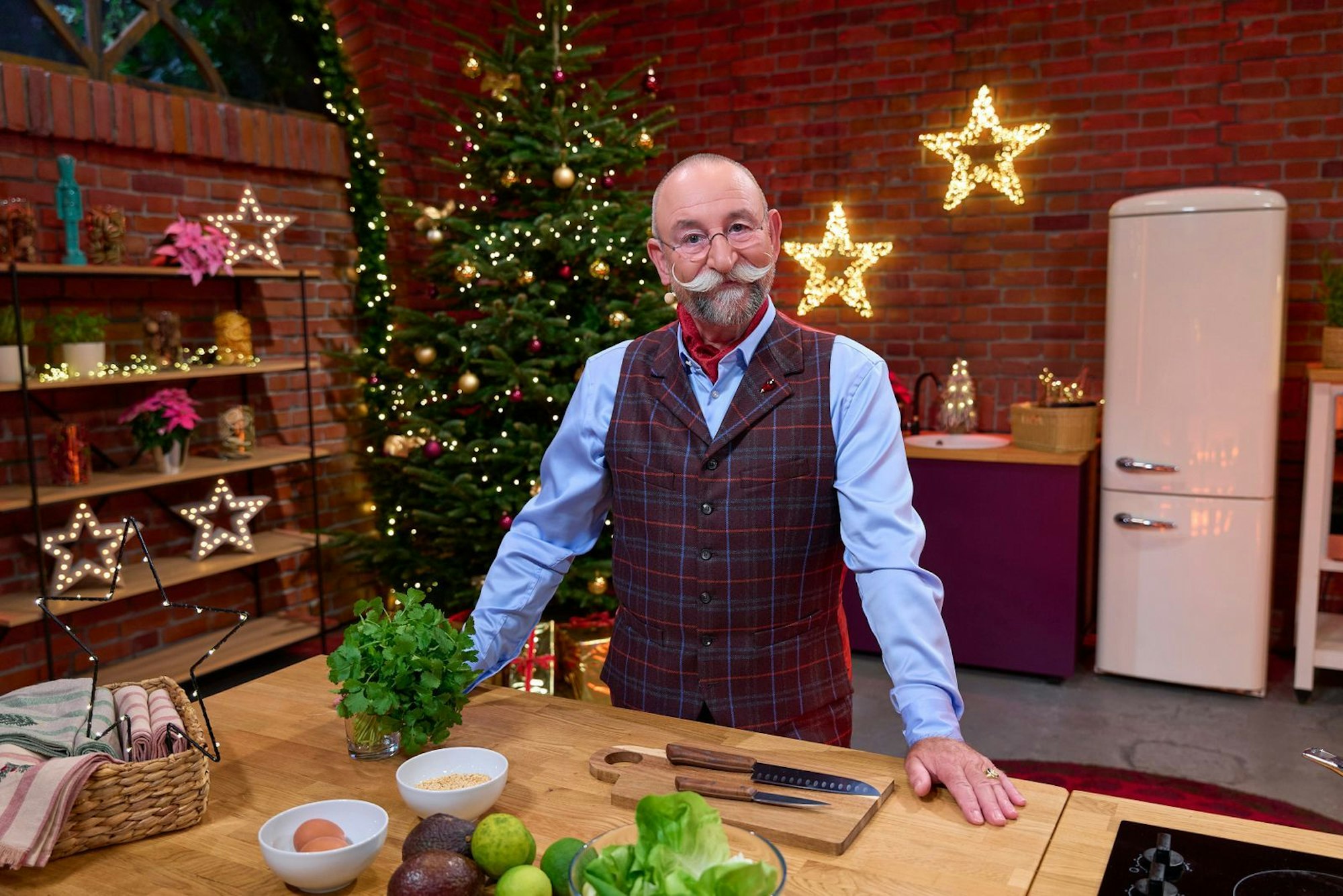 Gemeinsam mit seiner „Bares für Rares“-Familie feiert Horst Lichter im Händlerraum Weihnachten. (Bild: ZDF/Frank Beer)