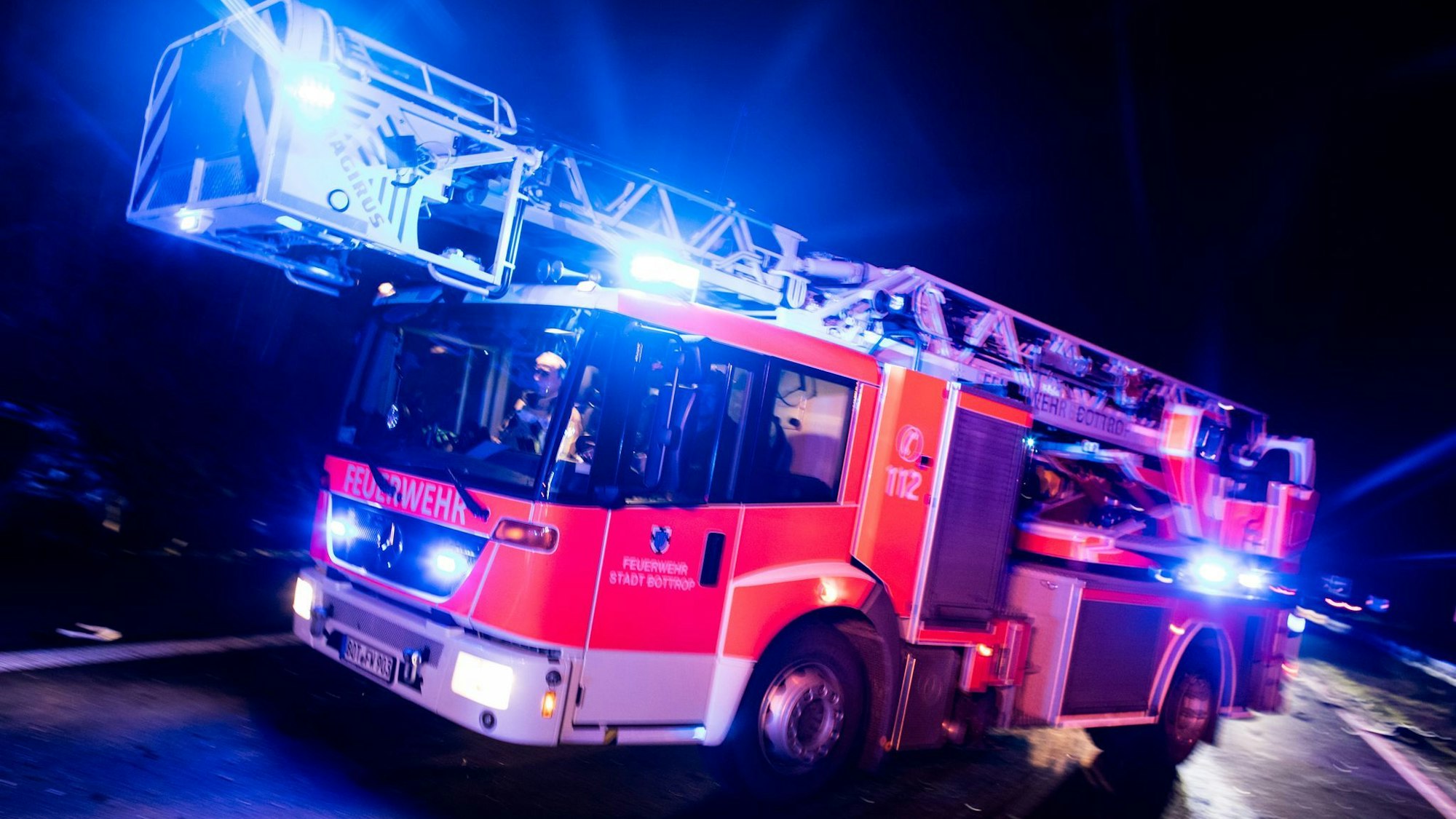 Ein Feuerwehrfahrzeug mit Blaulicht