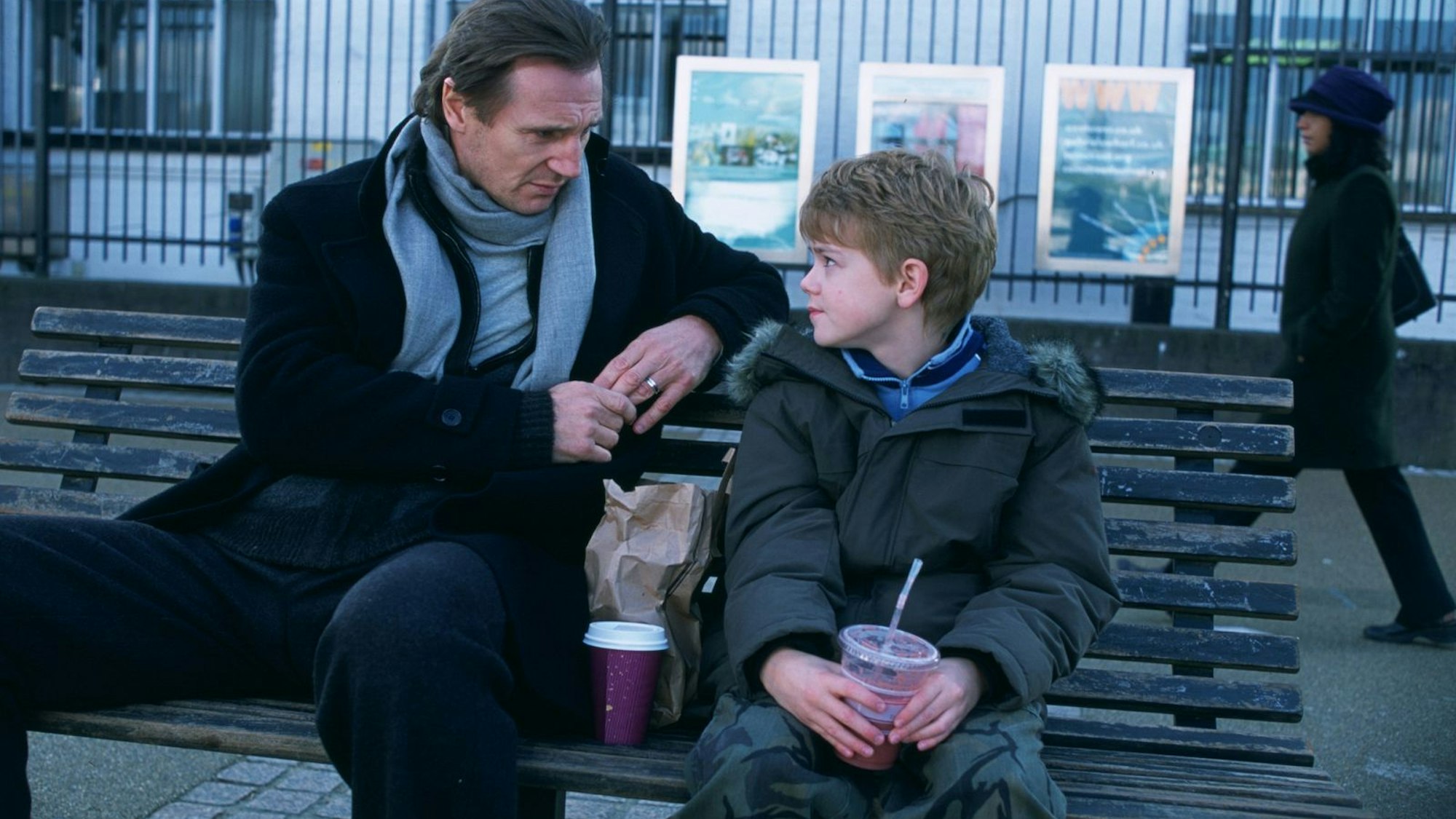 Neeson teilt ein Schicksal mit seiner „Tatsächlich... Liebe“-Rolle Daniel: Auch er verlor seine Frau. (Bild: 2003 Universal Studios. All Rights Reserved.)