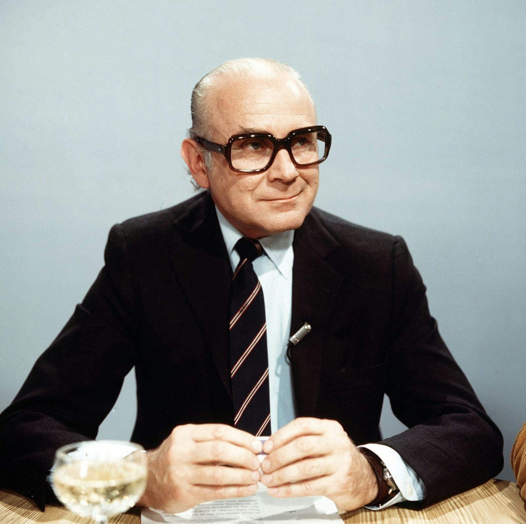 Perfekte Maskerade, pedantische Inszenierung: Loriot 1971 als Robert Lembke. (Bild: SWR / Hugo Jehle)