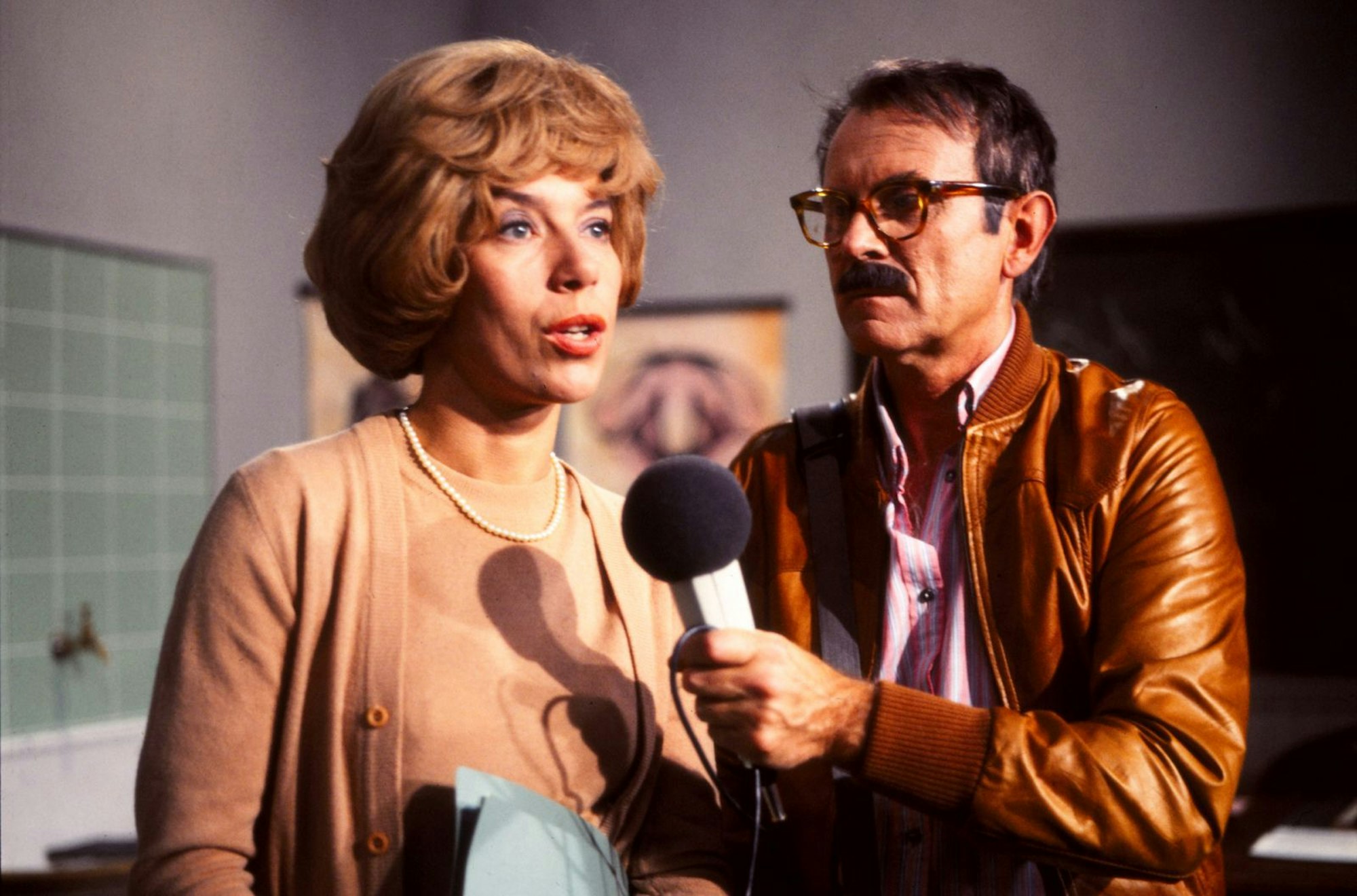 Frau Hoppenstedt (Evelyn Hamann) baut sich neben Hausfrauen- und Mutterpflichten eine berufliche Laufbahn auf, die so einmalig ist, dass sich sogar das Fernsehen dafür interessiert - in Gestalt von Loriot. (Bild: SWR / Radio Bremen / Do Leibgirries)