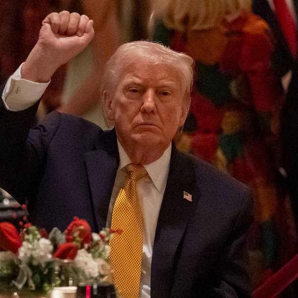 US-Präsident Donald Trump zeigt seine Faust beim Abendessen am Heiligabend in seinem Club Mar-a-Lago, in Palm Beach, Florida.