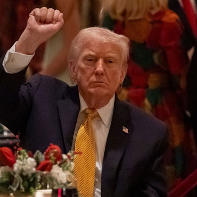 US-Präsident Donald Trump zeigt seine Faust beim Abendessen am Heiligabend in seinem Club Mar-a-Lago, in Palm Beach, Florida.