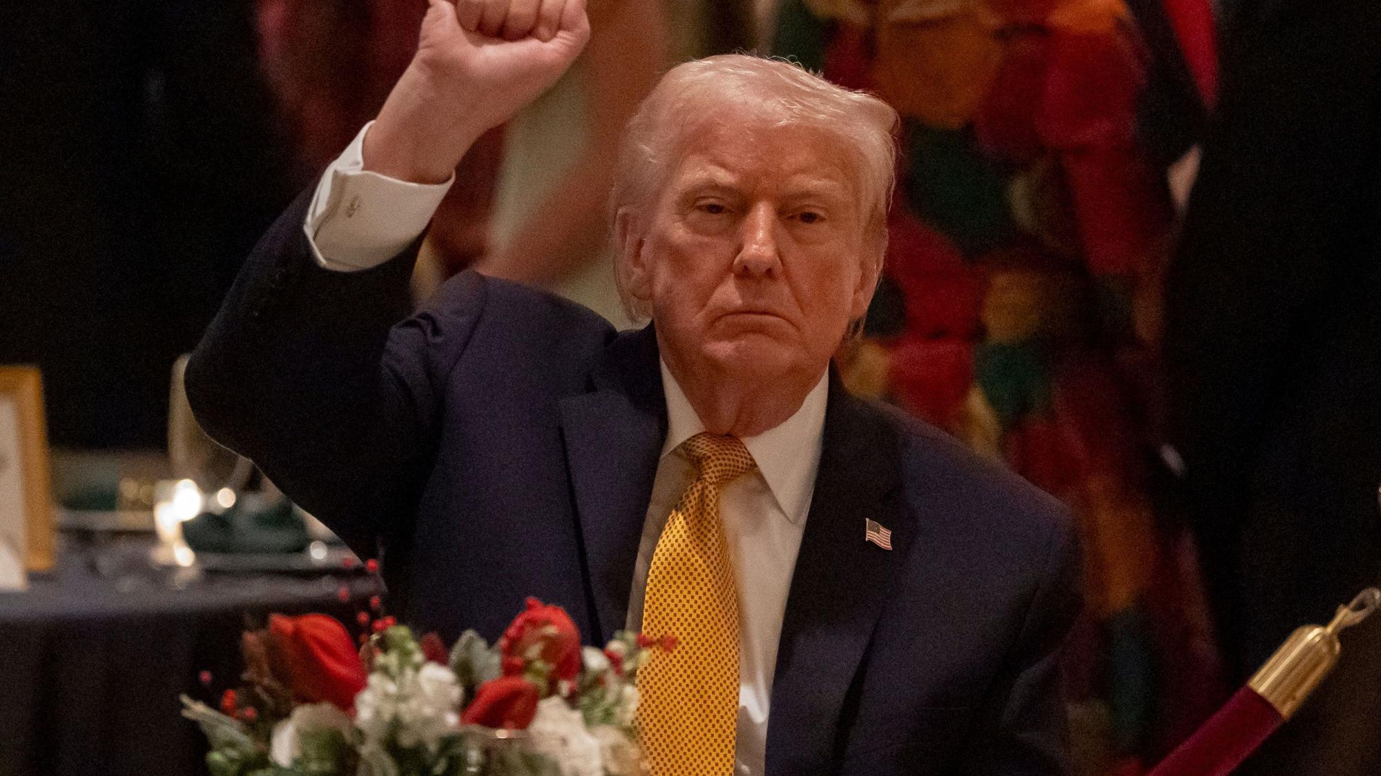 US-Präsident Donald Trump zeigt seine Faust beim Abendessen am Heiligabend in seinem Club Mar-a-Lago, in Palm Beach, Florida.