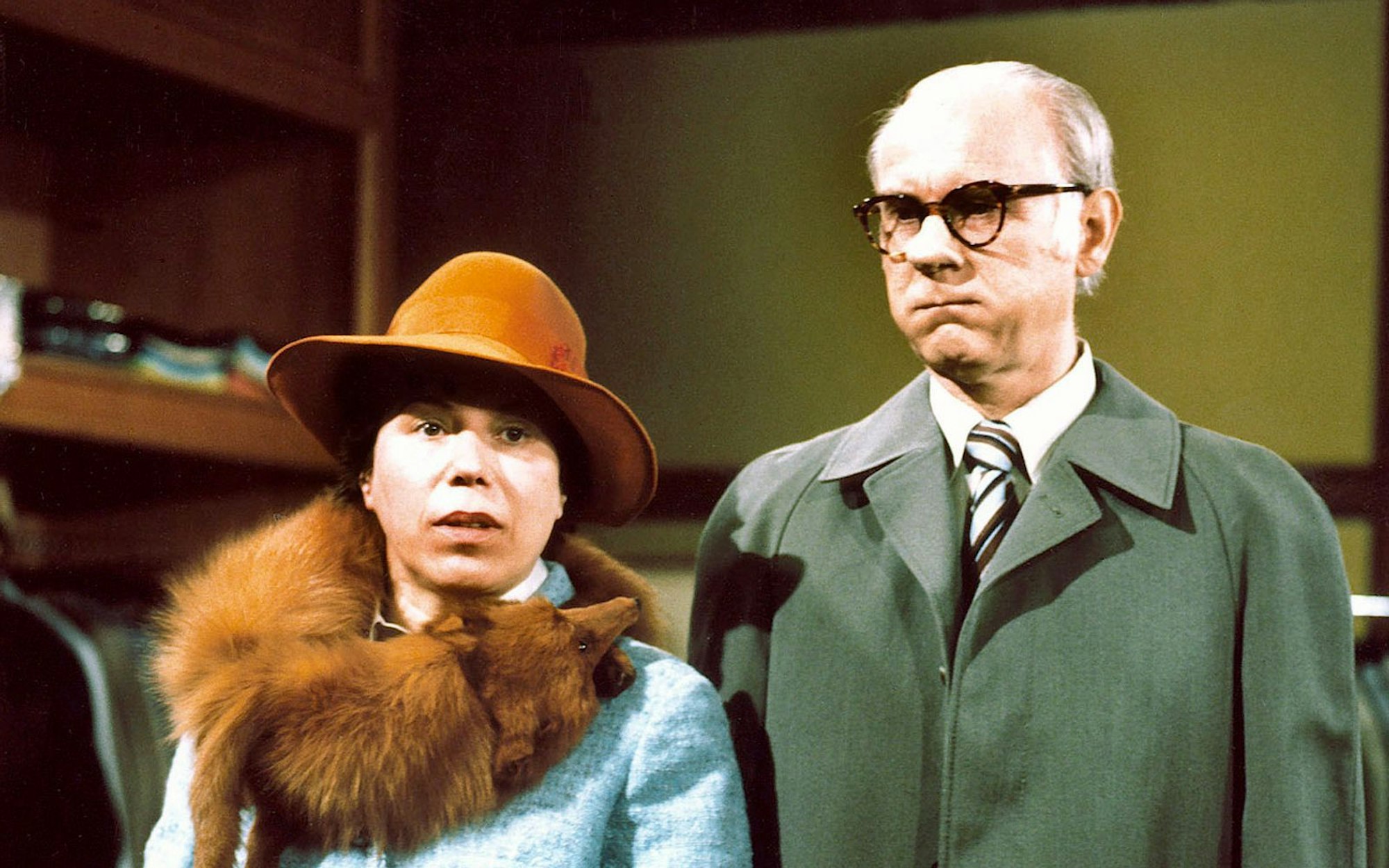 Komisches Verheddern in der Alltagsüberforderung: Loriot und Sketchpartnerin Ingeborg Heydorn beim Herrenausstatter. (Bild: SWR/Radio Bremen)