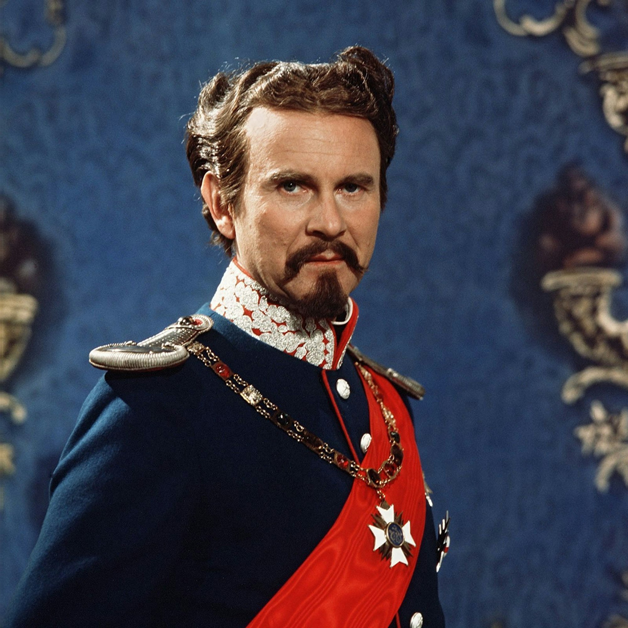 Auch als Märchenkönig Ludwig II. von Bayern trefflich tragikomisch: Loriot. (Bild: WDR / SWR / Hugo Jehle)