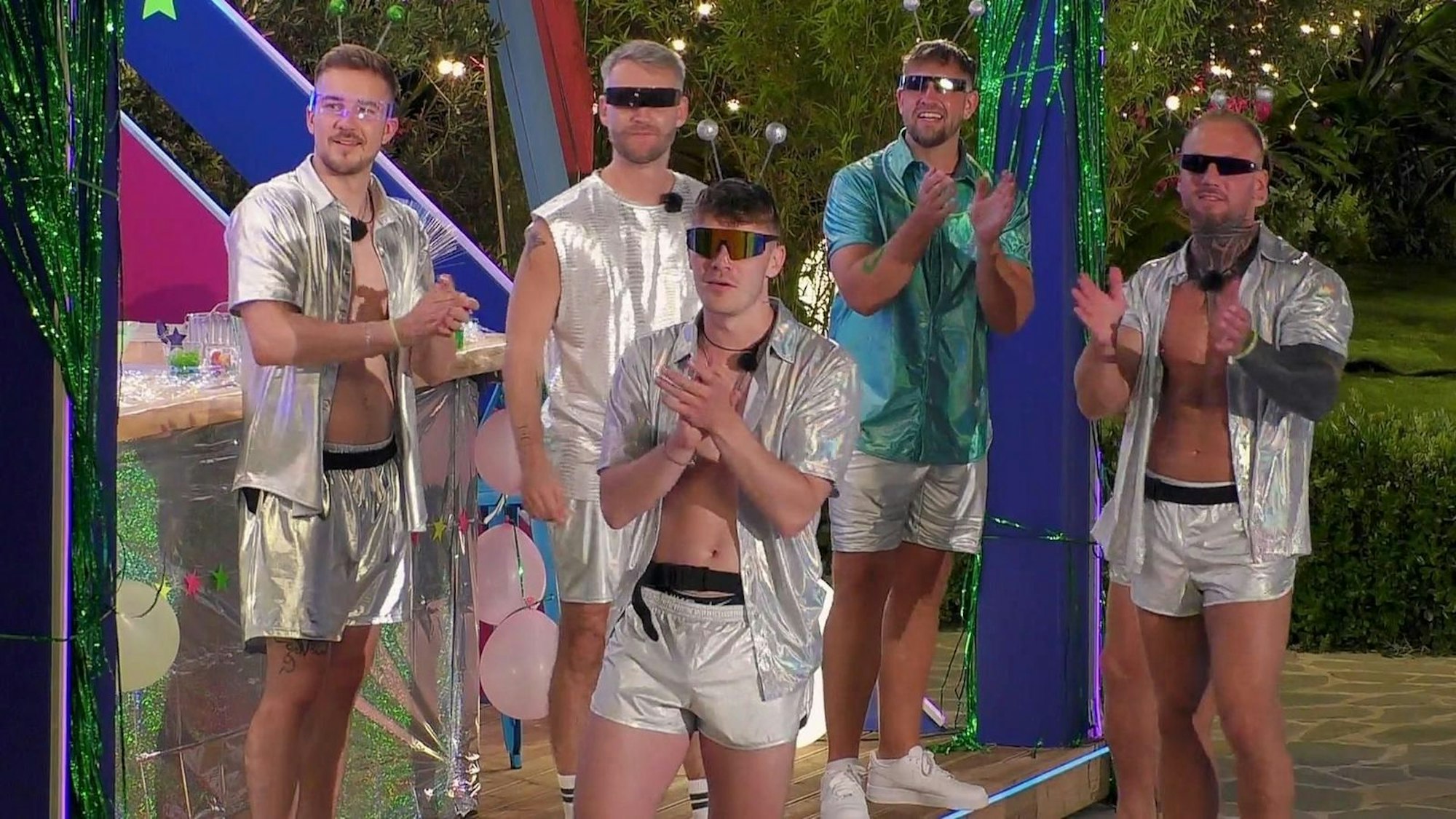 Soviel silbrig-muskulöse Männer-Auswahl! (Bild: RTL)