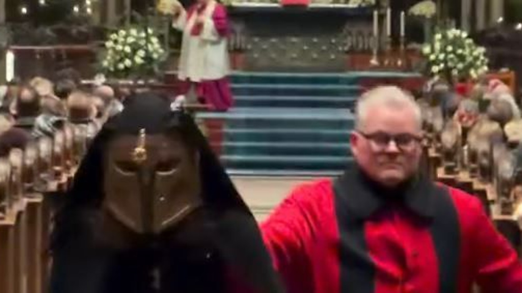 Ein Domschweizer führt einen Störer aus dem Kölner Dom.