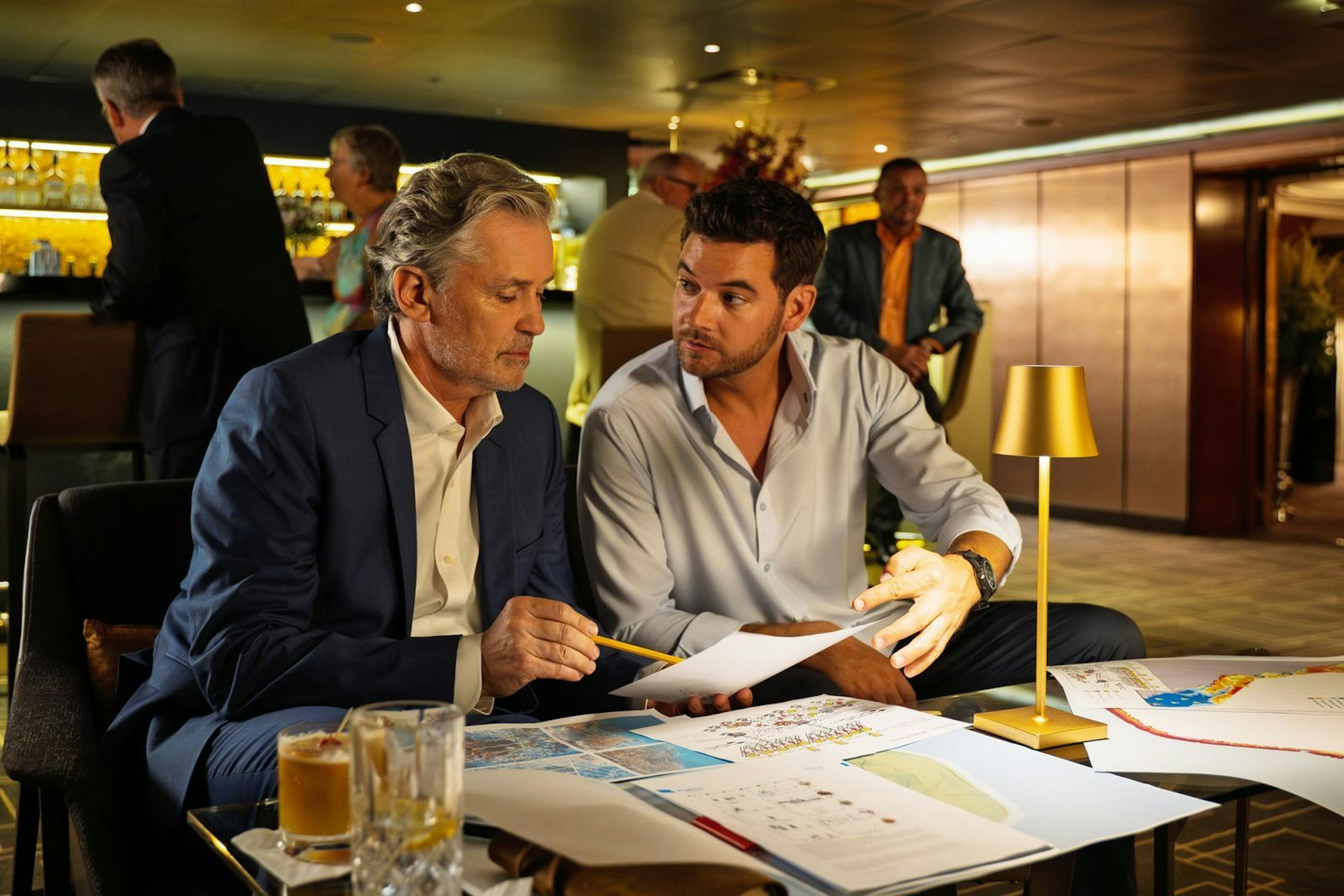 Der Landschaftsgärtner Basti Kugler (Max König, rechts) soll auf Bora Bora ein Grundstück finden, auf dem Ulrich von Stein (Timothy Peach) einen Korallengarten zum Naturschutz anlegen kann. (Bild: ZDF/Dirk Bartling)