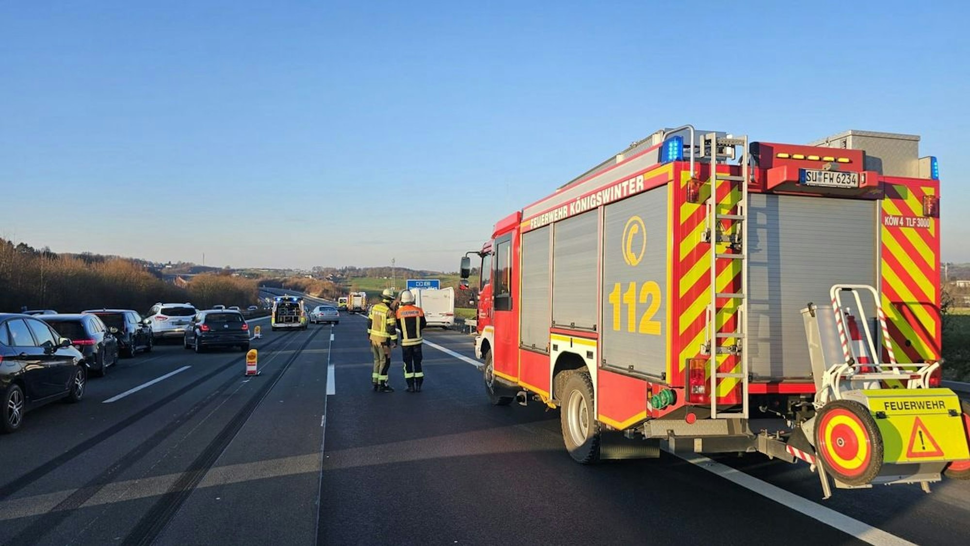 Drei Verkehrsunfälle am Stauende auf der Autobahn A3.