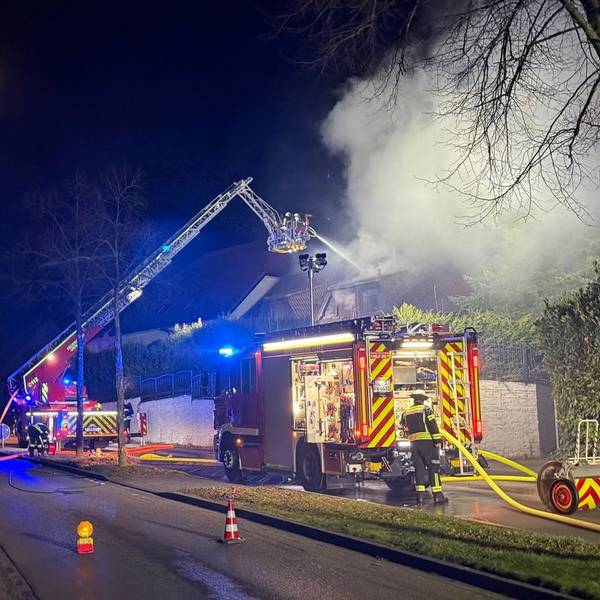 Das vom Brand betroffene Wohnhaus in Leichlingen, aus dem Rauch aufsteigt.
