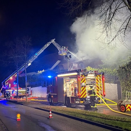Das vom Brand betroffene Wohnhaus in Leichlingen, aus dem Rauch aufsteigt.