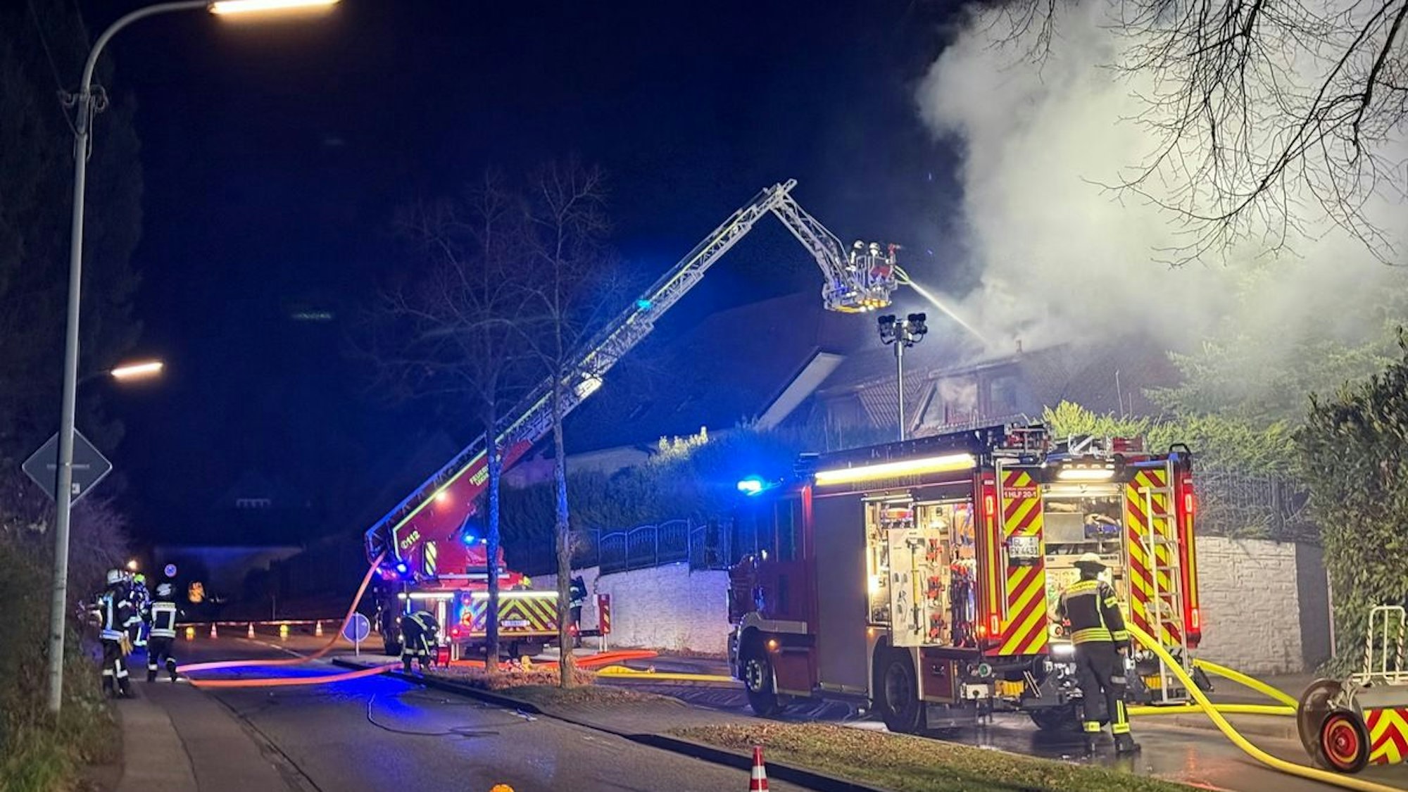Das vom Brand betroffene Wohnhaus in Leichlingen, aus dem Rauch aufsteigt.