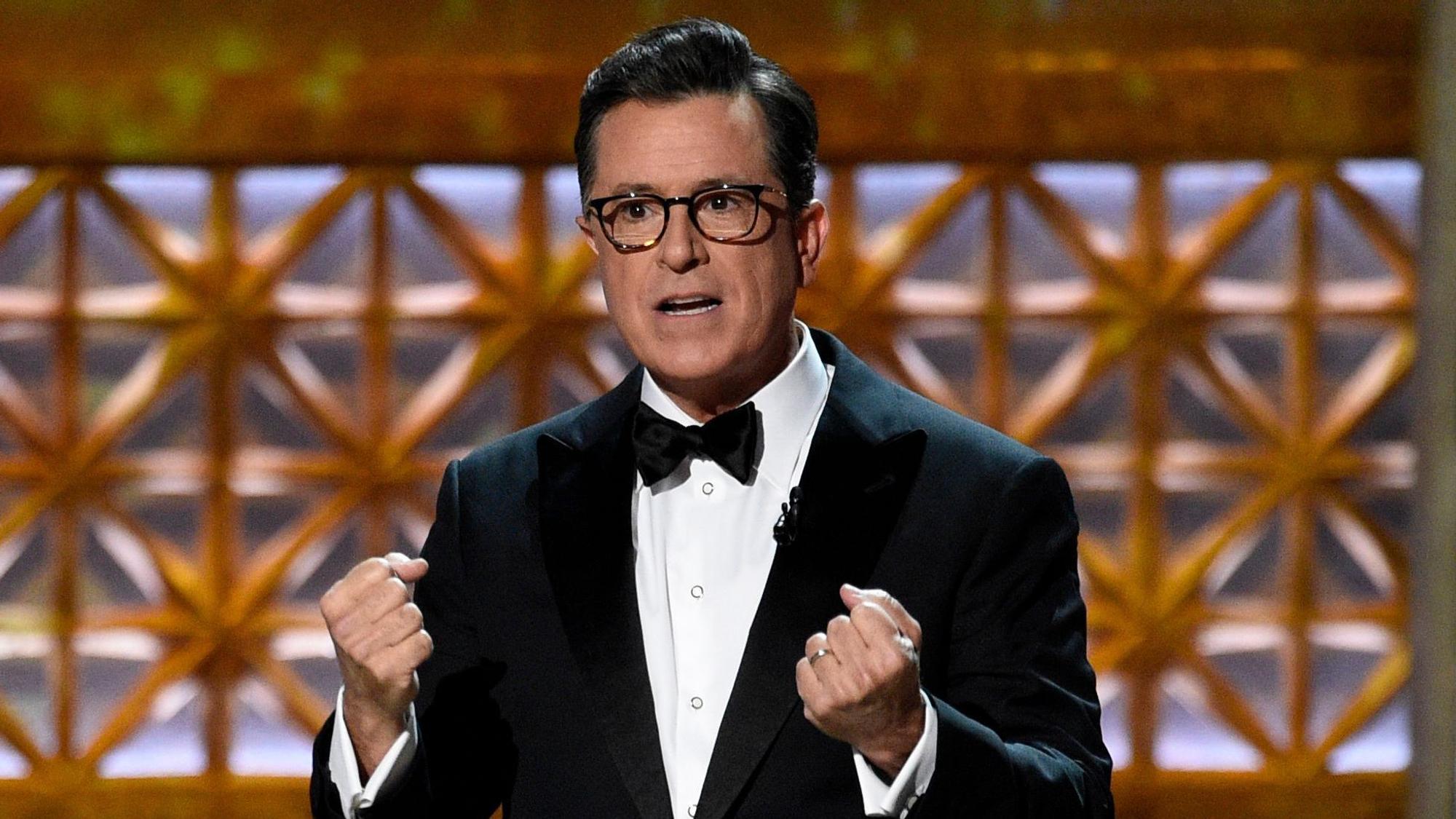 Moderator Stephen Colbert spricht auf der Verleihung der 69. Emmy Awards. (Archivbild)