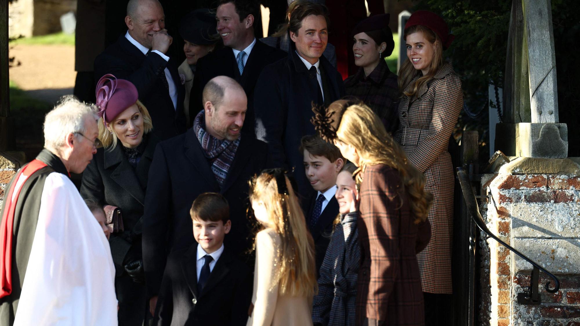 Mike Tindall, Jack Brooksbank, Edoardo Mapelli Mozzi, Prinzessin Eugenie, Prinzessin Beatrice, Zara Tindall, Prinz Louis, Prinz William, Prinzessin Charlotte, Prinz George, Mia Tindall und Catherine verlassen nach dem Weihnachtsgottesdienst die Kirche in Sandringham.