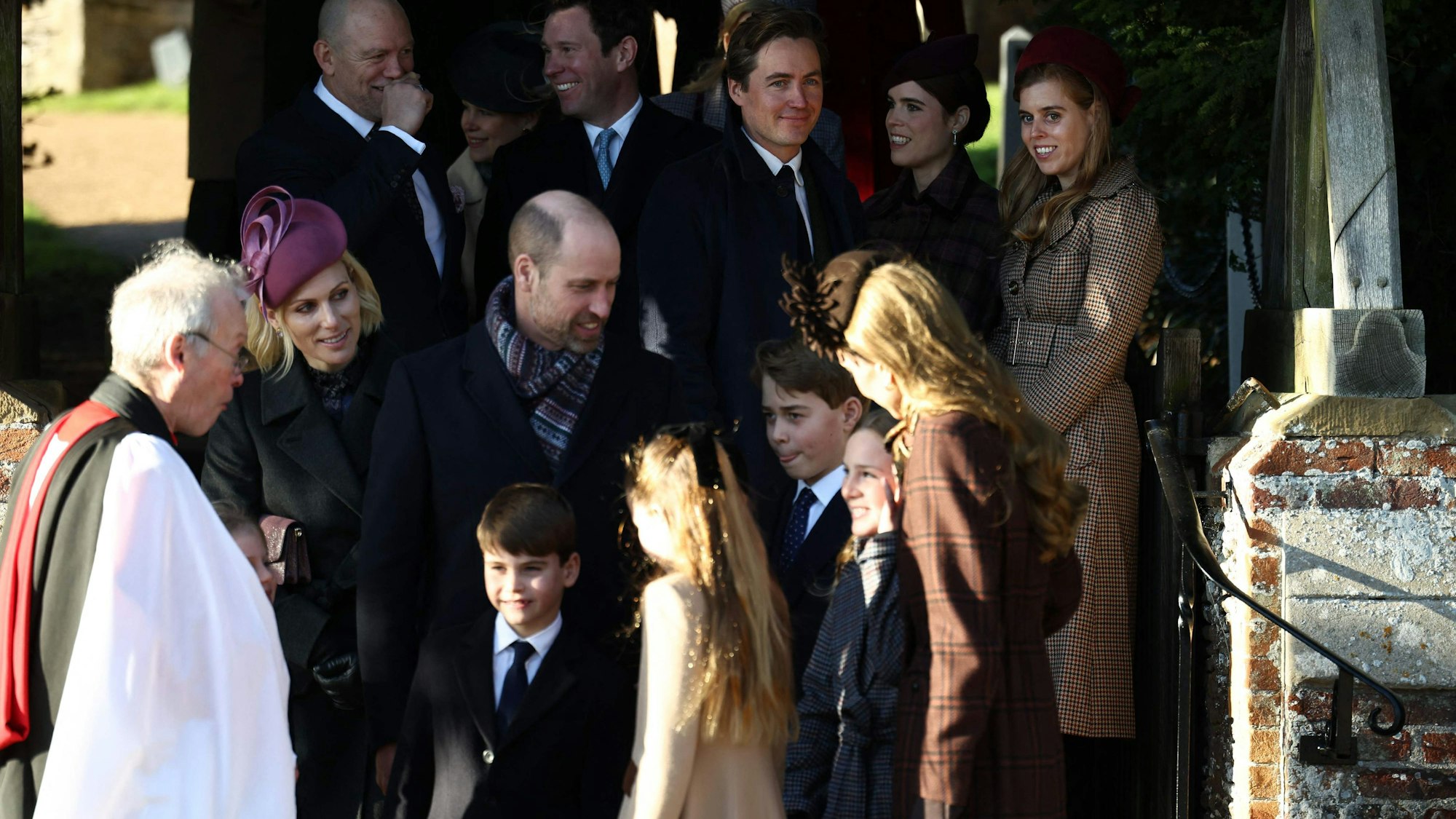 Mike Tindall, Jack Brooksbank, Edoardo Mapelli Mozzi, Prinzessin Eugenie, Prinzessin Beatrice, Zara Tindall, Prinz Louis, Prinz William, Prinzessin Charlotte, Prinz George, Mia Tindall und Catherine verlassen nach dem Weihnachtsgottesdienst die Kirche in Sandringham.