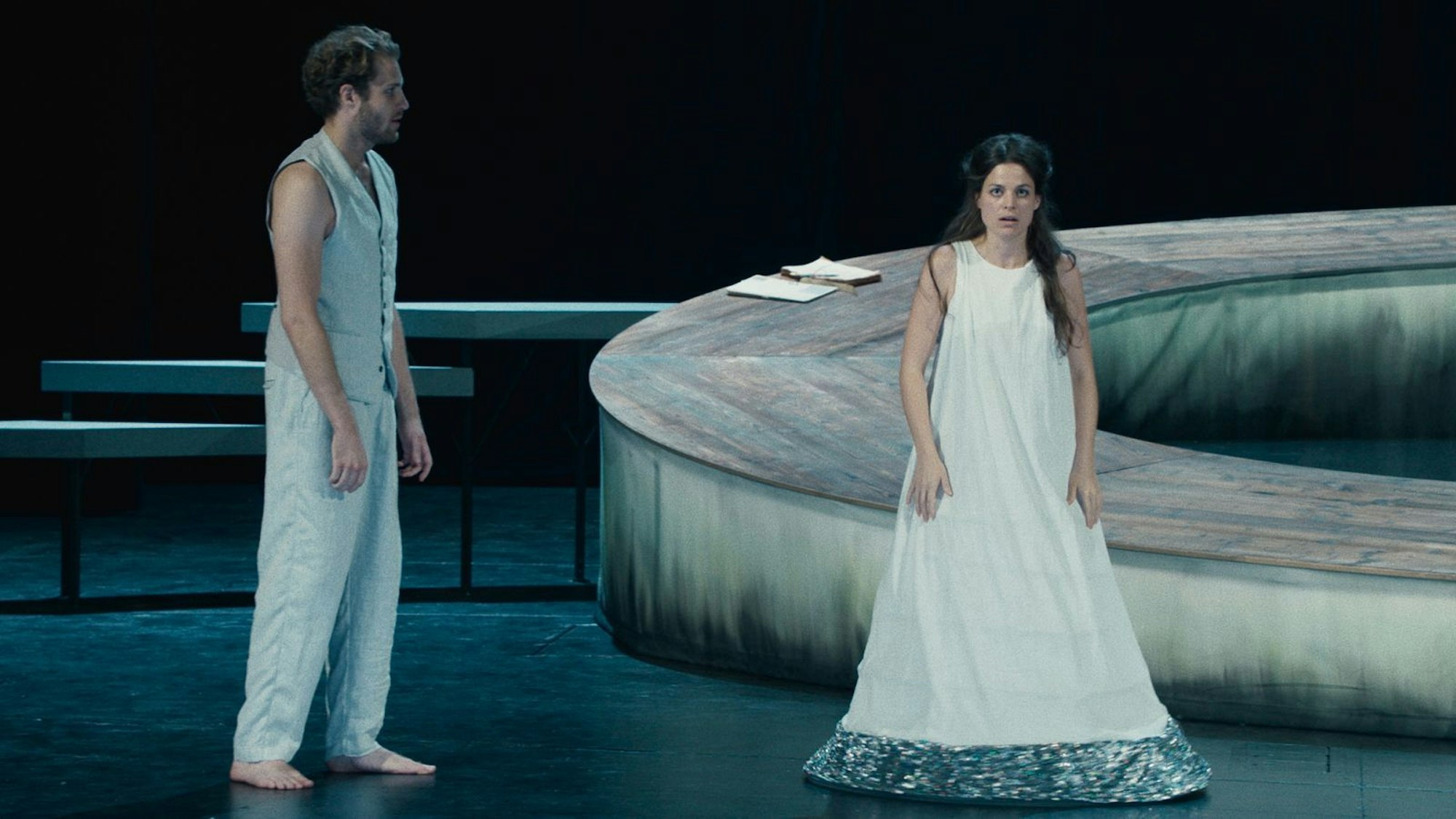 Zuerst standen Nora Nielsen (Giulia Goldammer) und Carl Silberman (Lukas T. Sperber) noch gemeinsam auf der Bühne. Doch dann wurde die junge Frau noch während der laufenden Vorstellung von Tschechows „Die Möwe“ vergiftet. (Bild: BR/Claussen+Putz Filmproduktion GmbH/Johann Feindt)