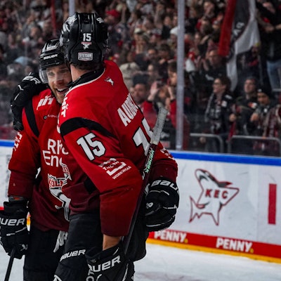 Patrick Russell (l.) bejubelte mit Louis-Marc Aubry seinen Treffer zum 3:0.