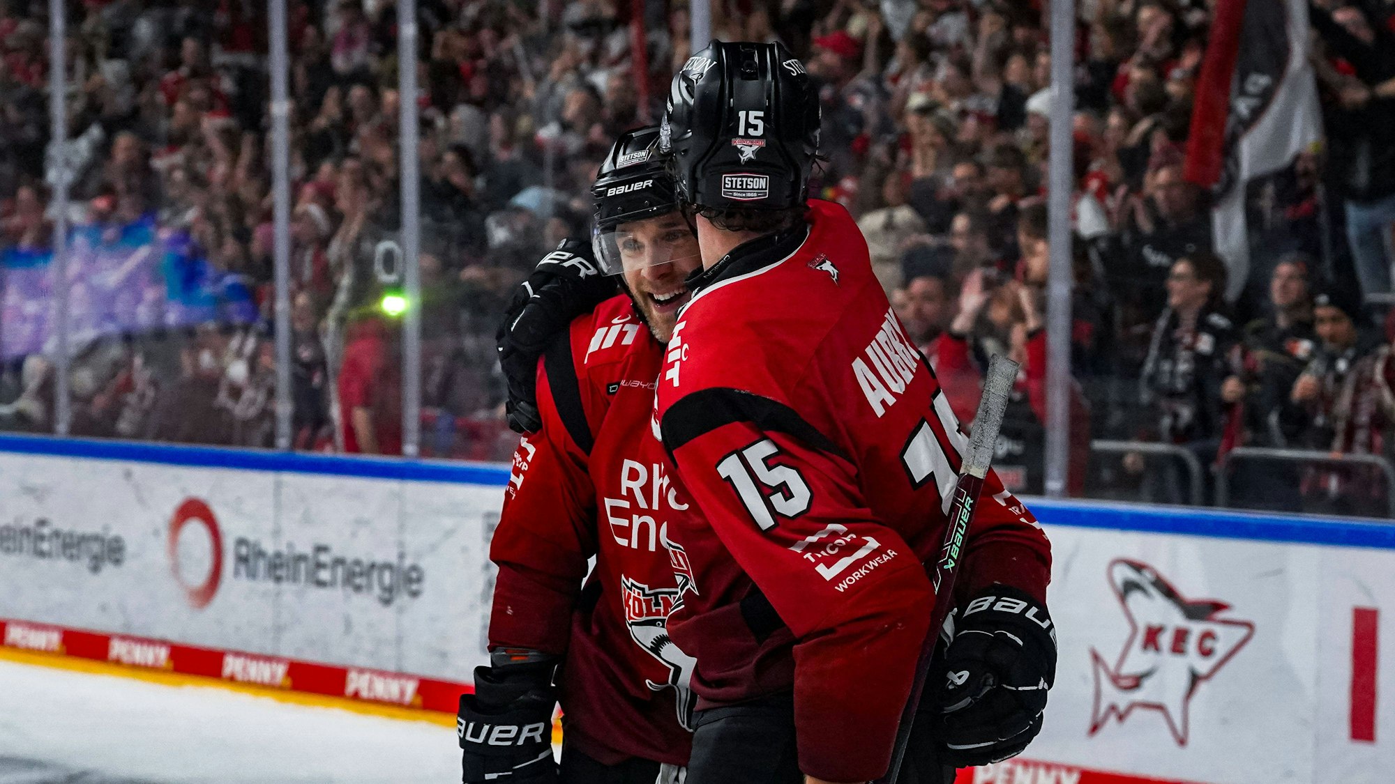 Patrick Russell (l.) bejubelte mit Louis-Marc Aubry seinen Treffer zum 3:0.
