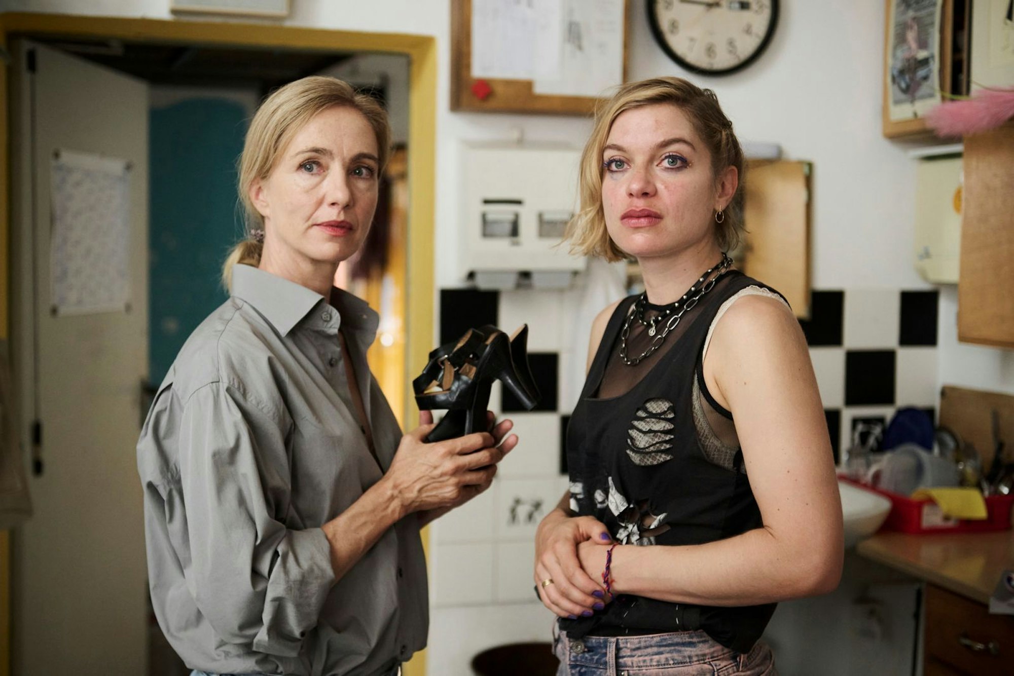 Die Garderobiere Ria Jäger (Liliane Amuat, rechts) galt als enge Vertraute der Toten. Wie die Schauspielerin Gina Rohland (Ursina Lardi) wusste sie von der toxischen Beziehung zwischen Carl und Nora. (Bild: BR/Claussen+Putz Filmproduktion GmbH/Walter Wehner)